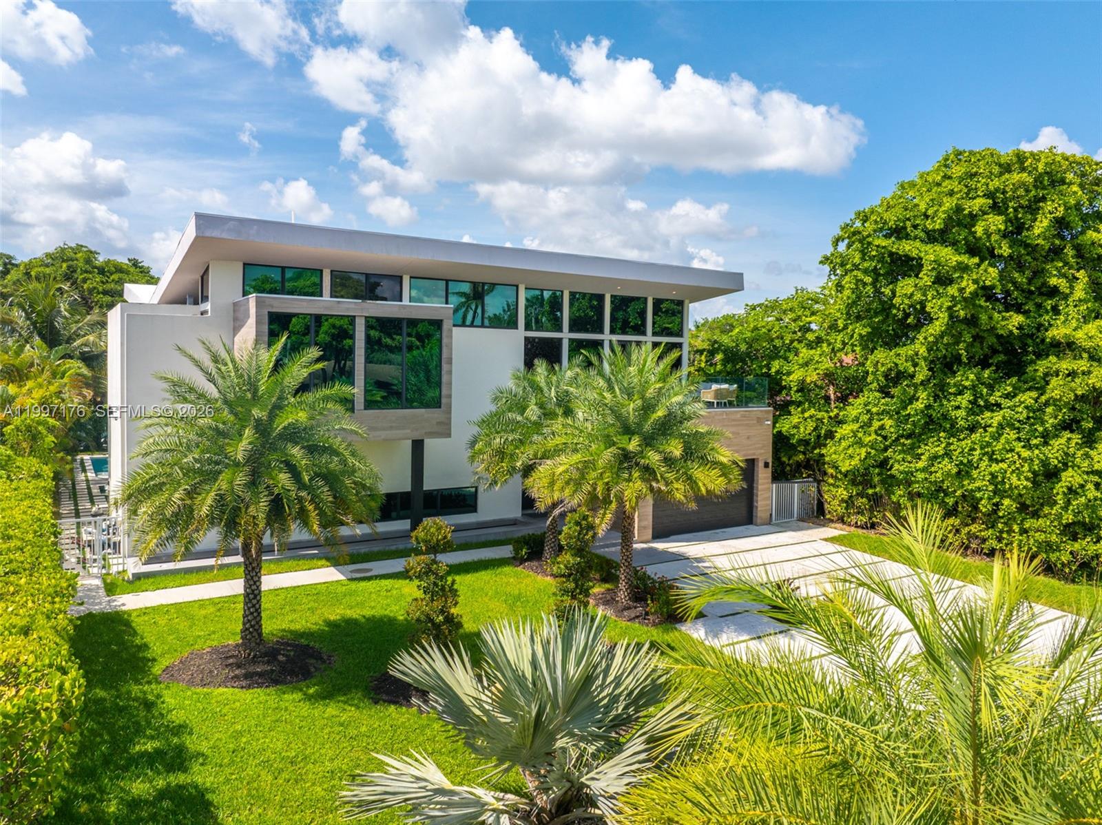 521 Holiday Dr Hallandale Beach, FL 33009