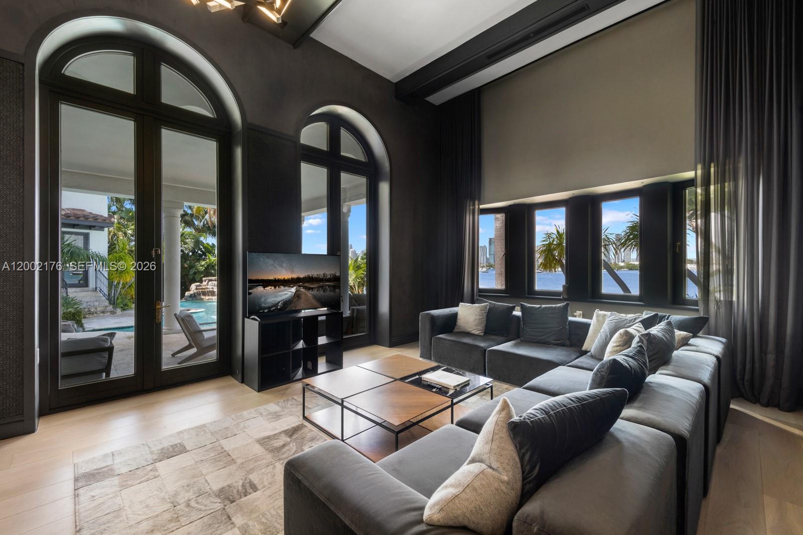 432 S Hibiscus Dr Miami Beach, FL 33139