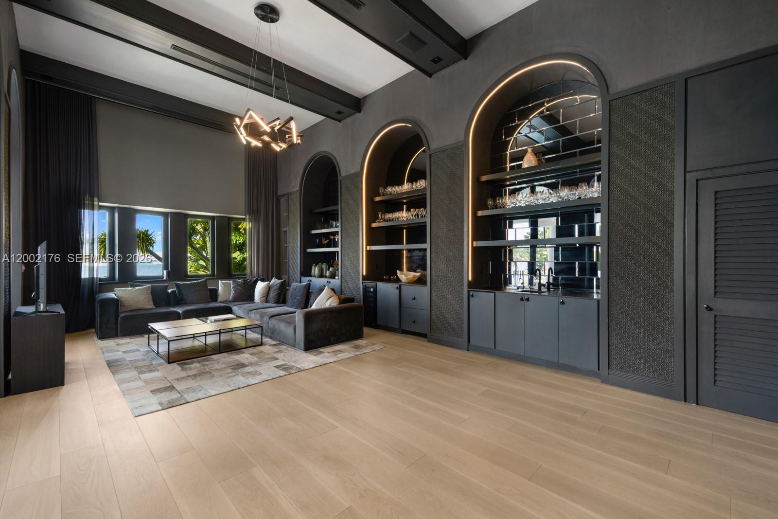 432 S Hibiscus Dr Miami Beach, FL 33139