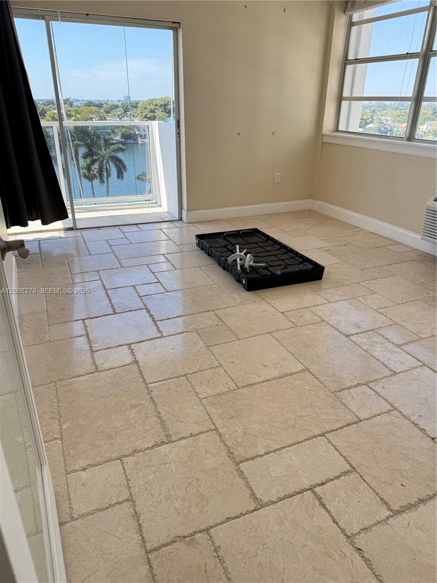 5313 Collins Ave #801