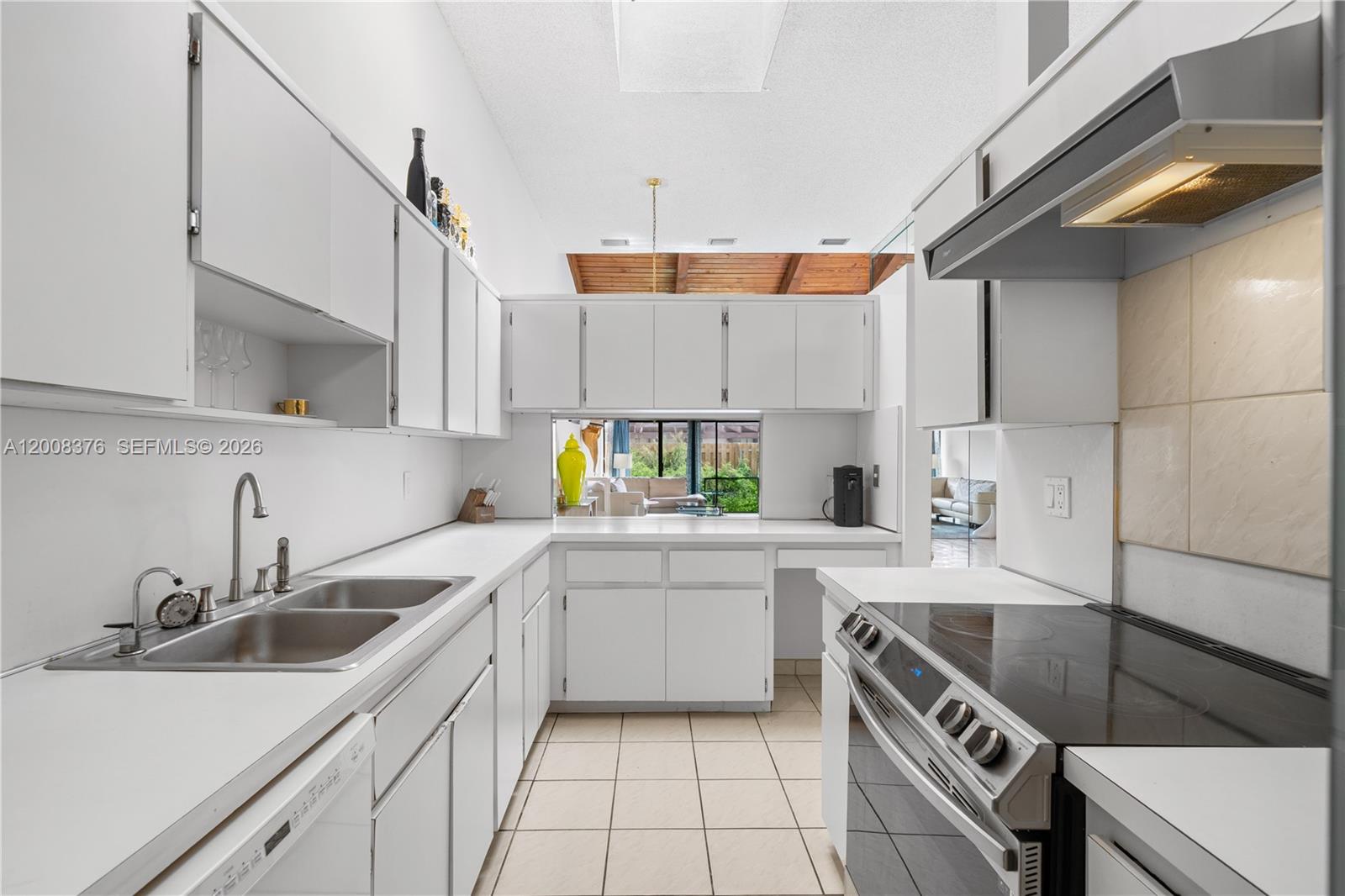 2679 S Parkview Dr Hallandale Beach, FL 33009