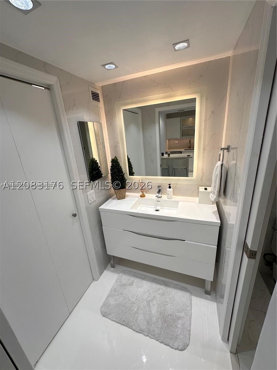 2301 Collins Ave #611 Miami Beach, FL 33139