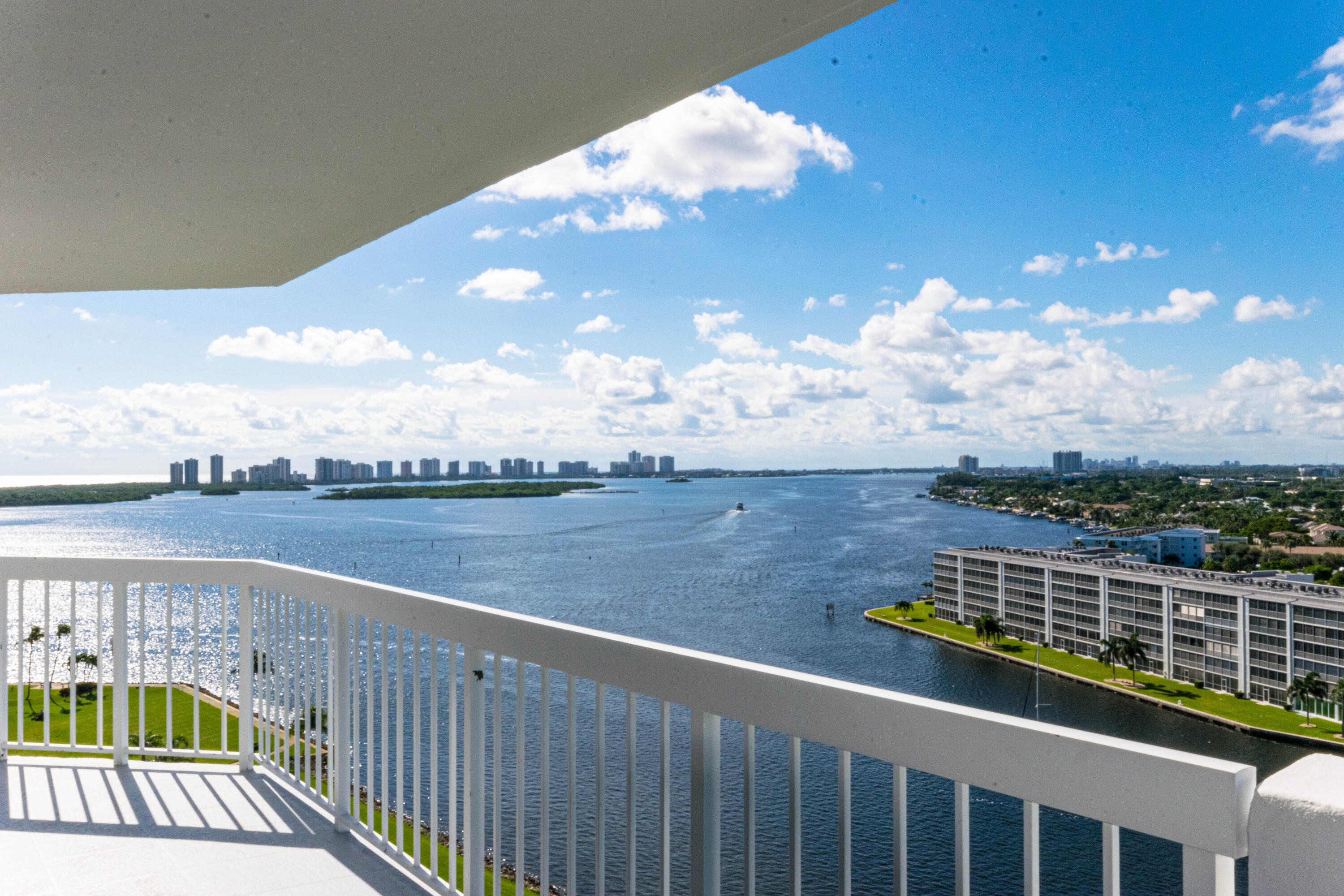 123 Lakeshore Dr #1543
