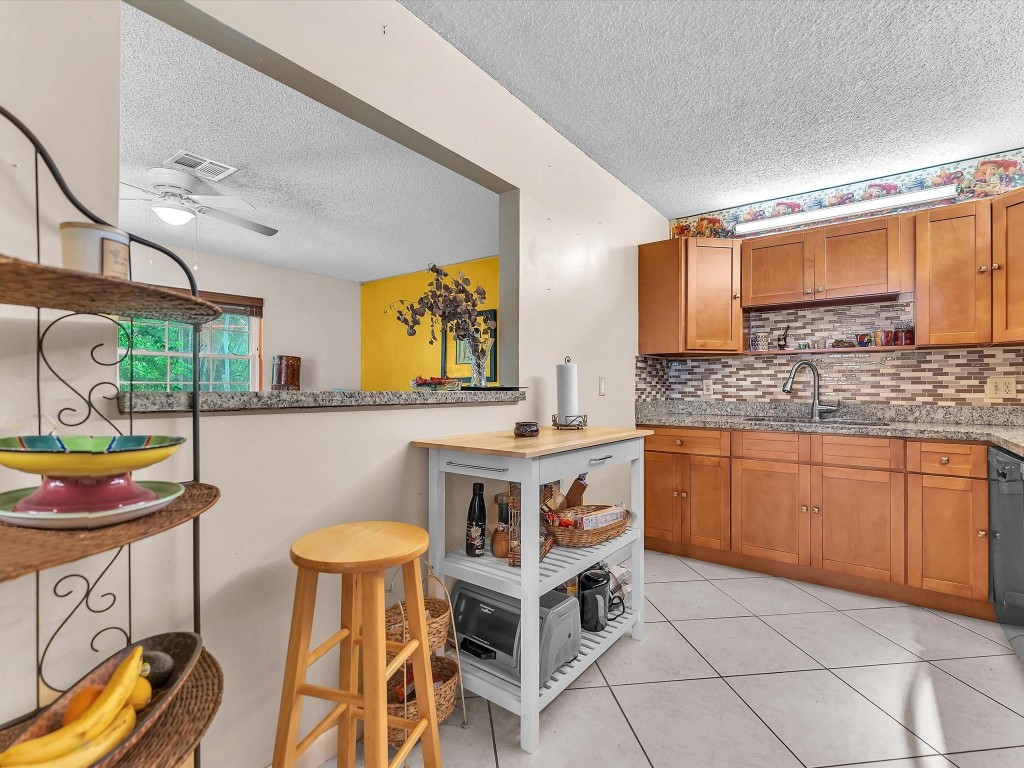 6171 SW 6th Margate, FL 33068