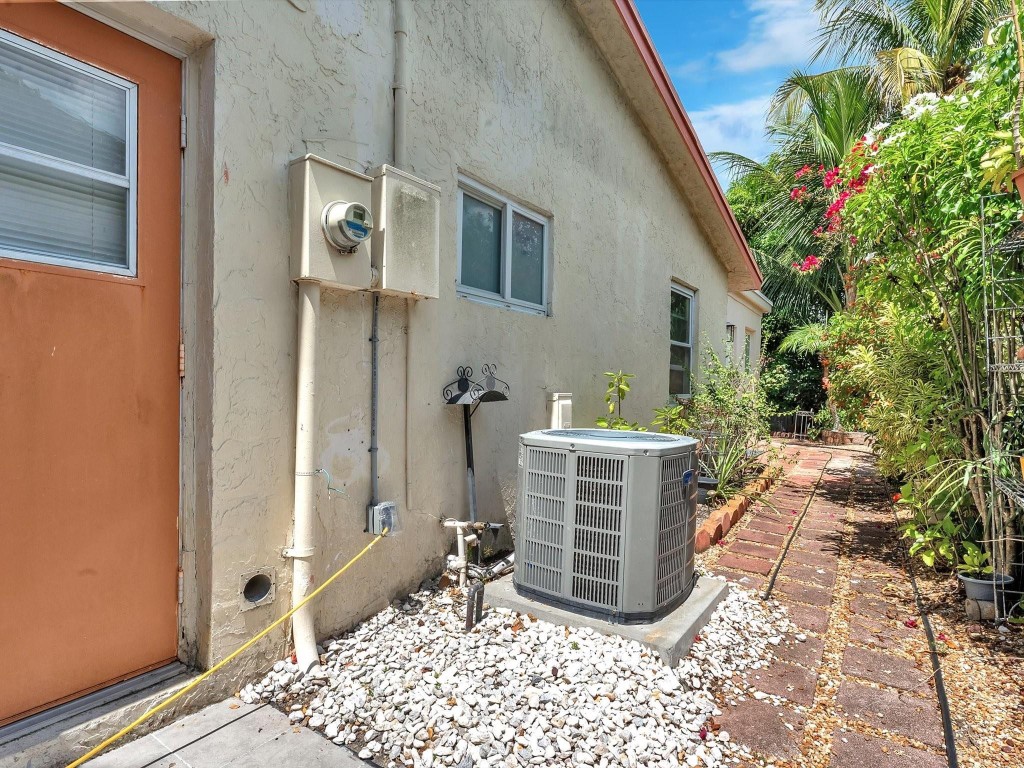 6171 SW 6th Margate, FL 33068