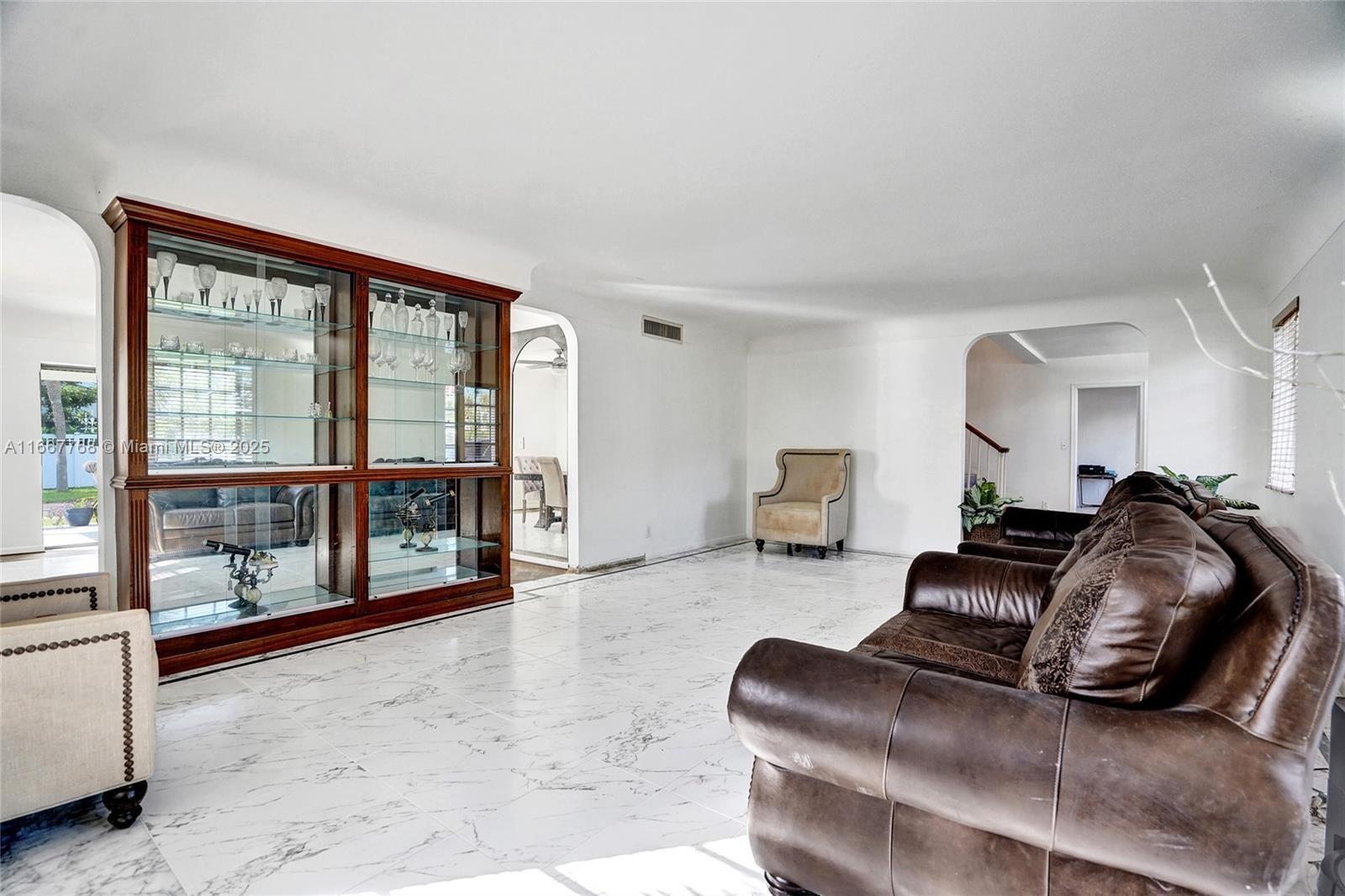 6 Tahoe Ln Sea Ranch Lakes, FL 33308