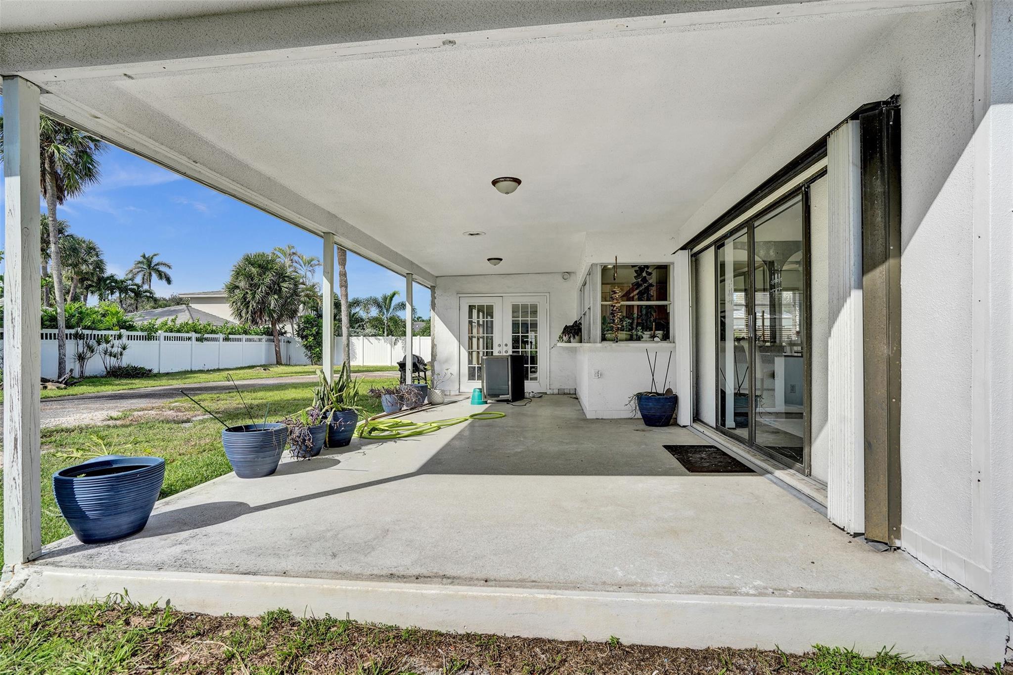 6 Tahoe Ln Sea Ranch Lakes, FL 33308