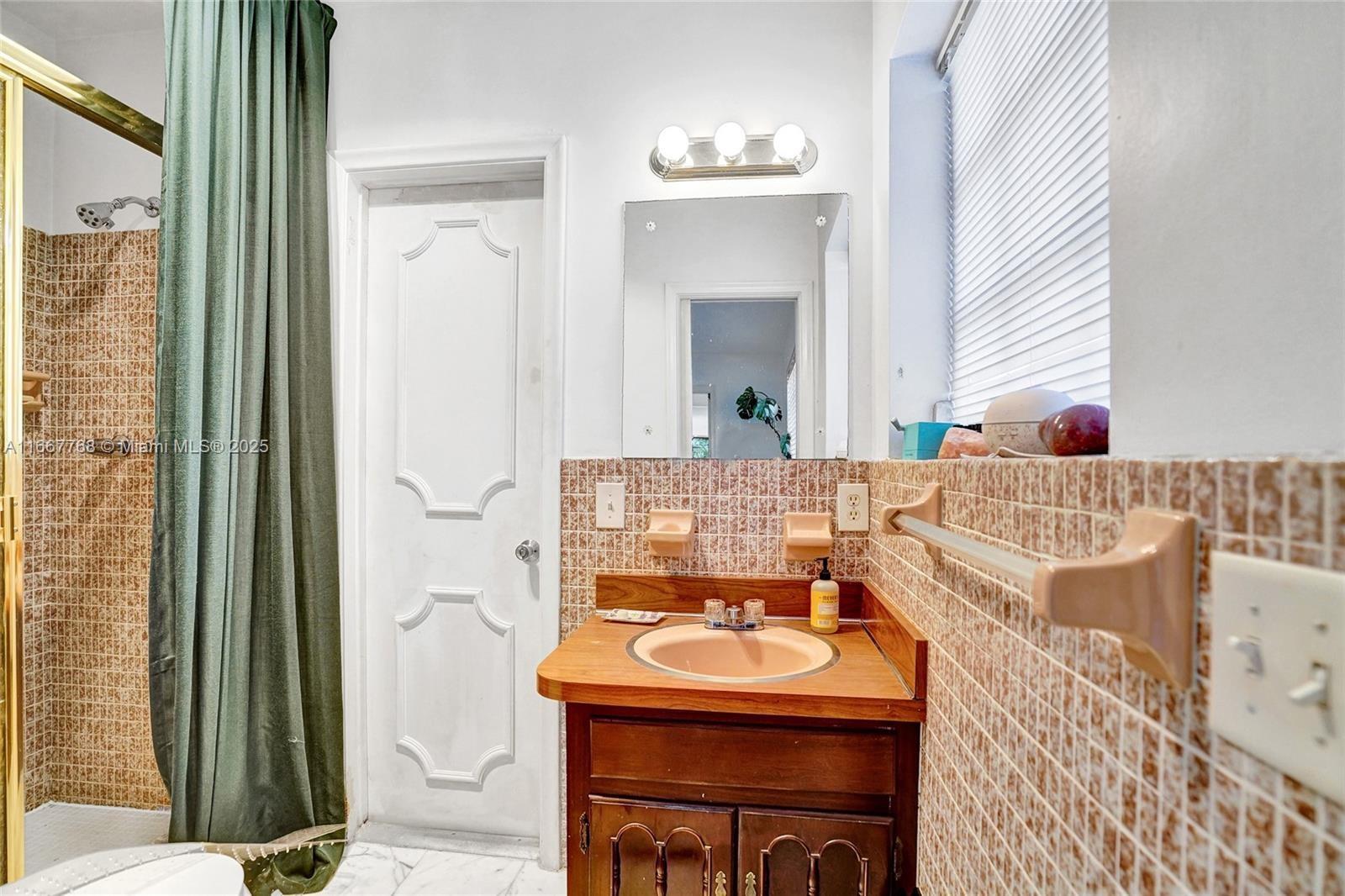 6 Tahoe Ln Sea Ranch Lakes, FL 33308