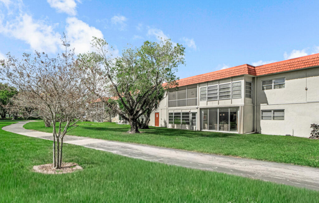 33 Abbey #103 Delray Beach, FL 33446