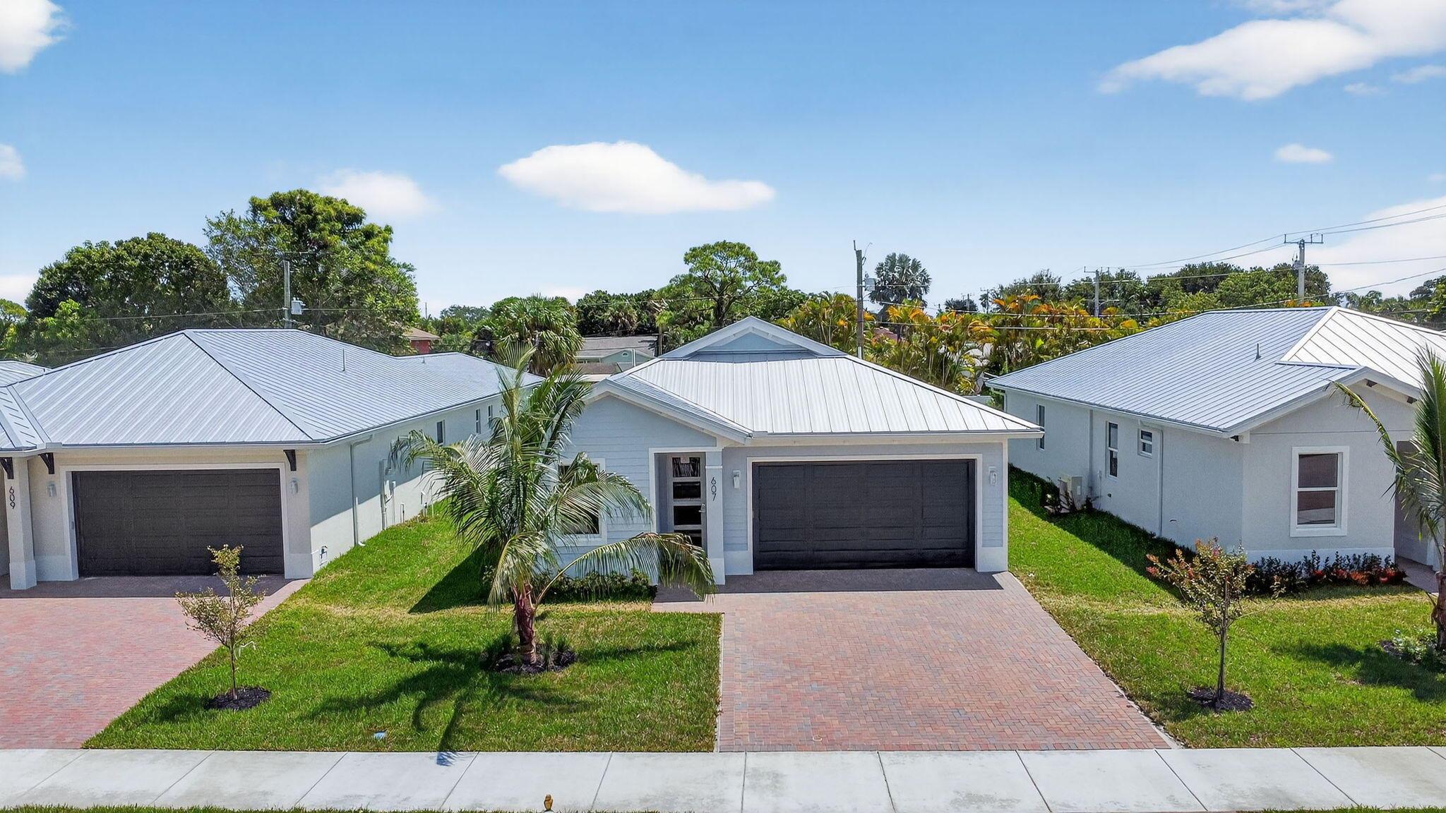 609 N Loxahatchee Dr