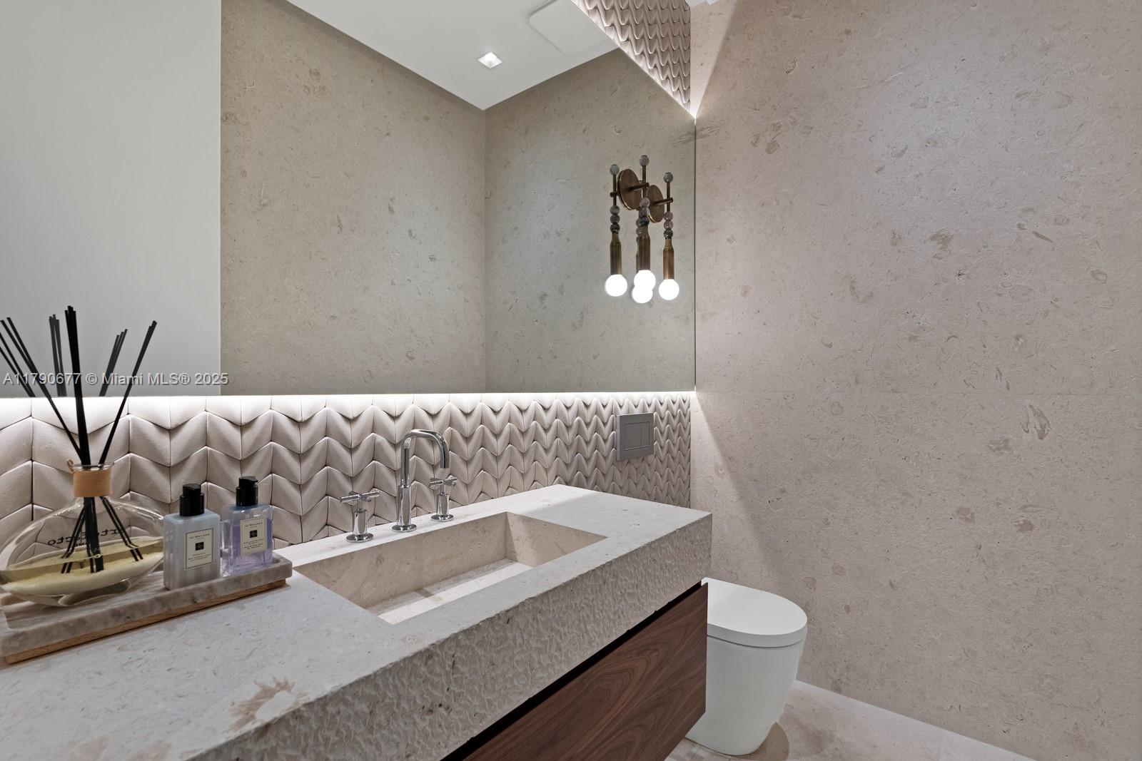 194 S Island Dr Golden Beach, FL 33160