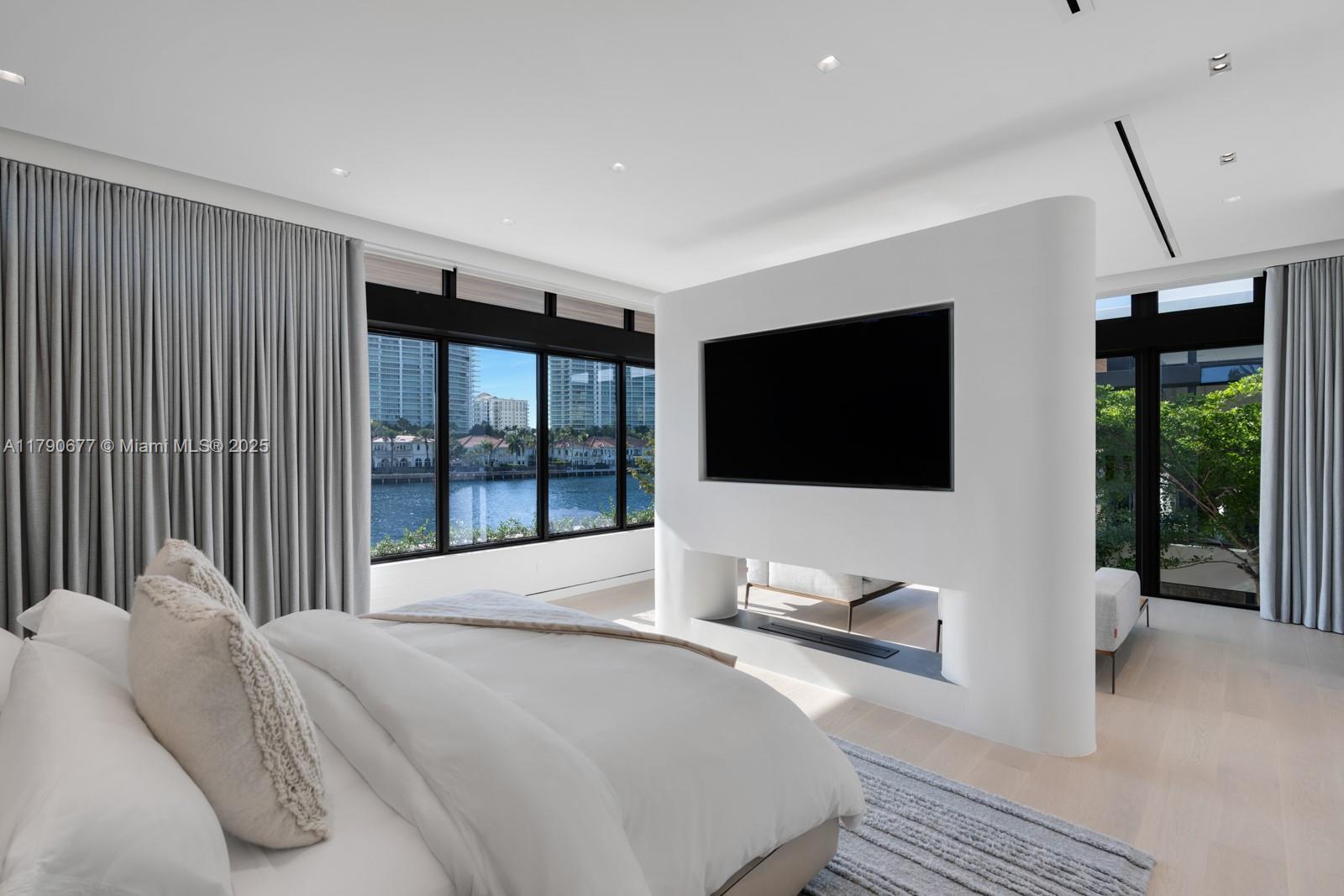 194 S Island Dr Golden Beach, FL 33160