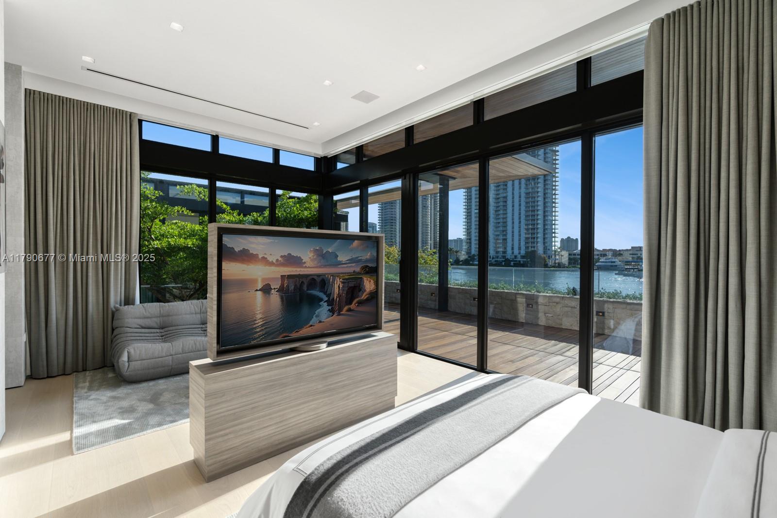 194 S Island Dr Golden Beach, FL 33160