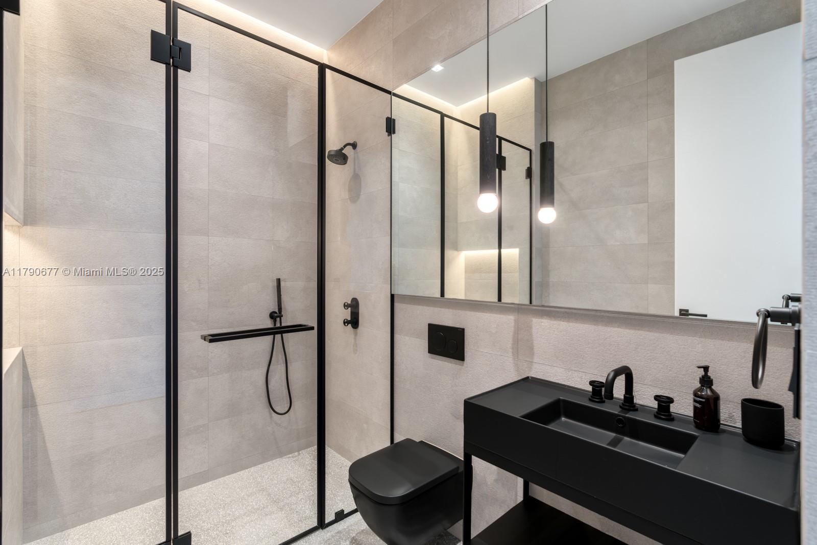 194 S Island Dr Golden Beach, FL 33160