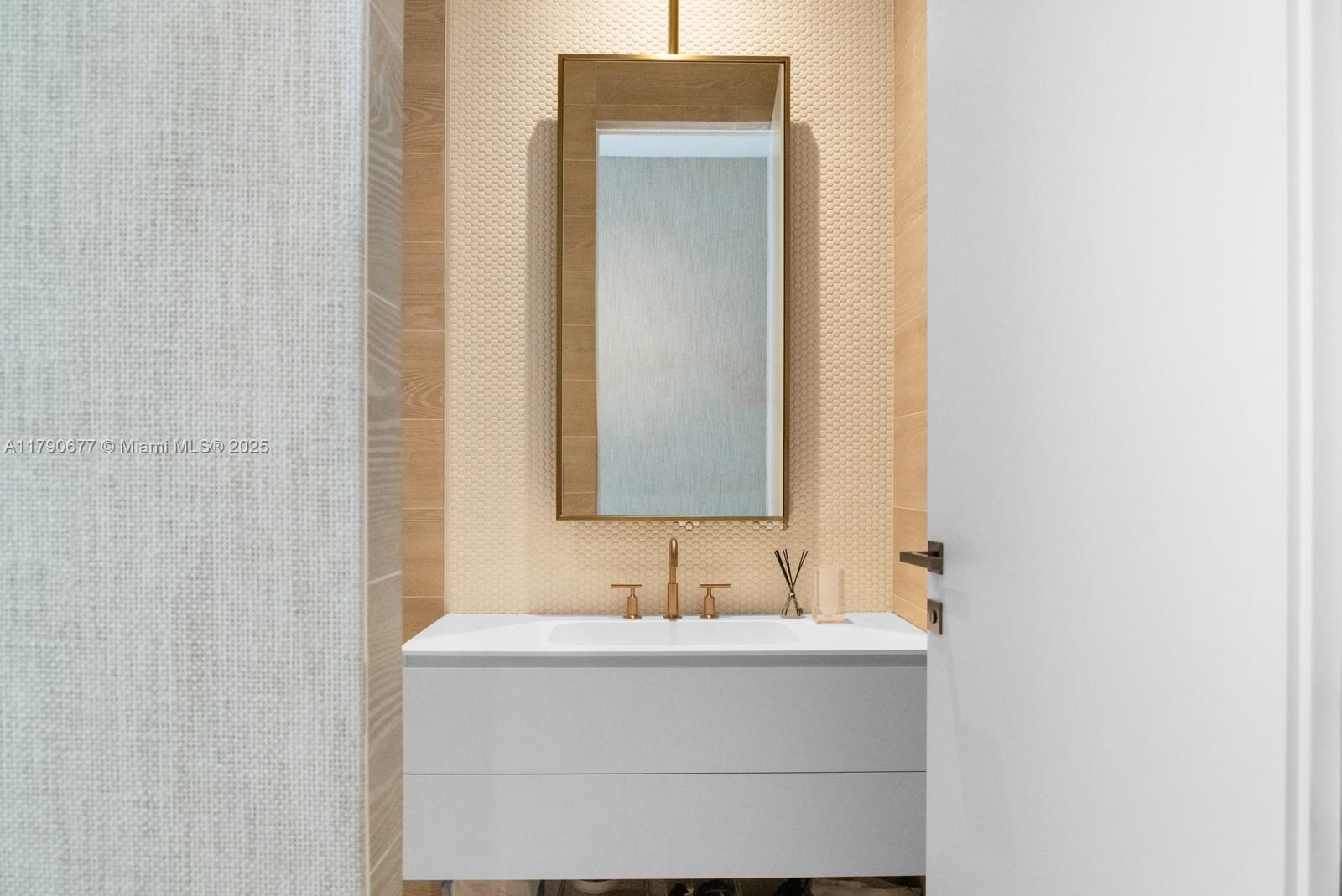 194 S Island Dr Golden Beach, FL 33160