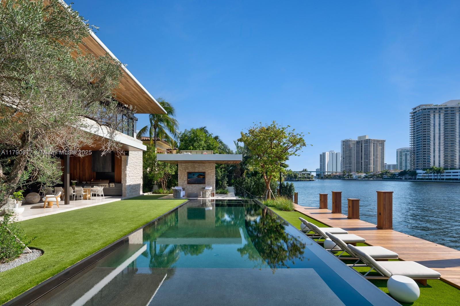 194 S Island Dr Golden Beach, FL 33160