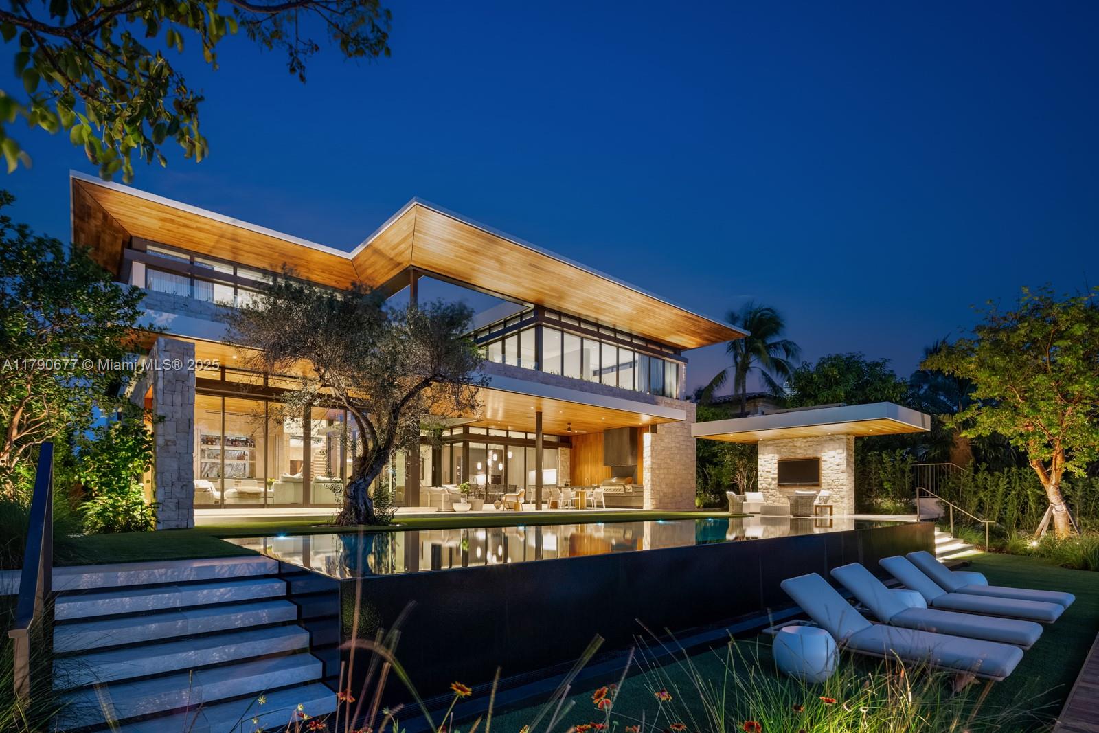 194 S Island Dr Golden Beach, FL 33160