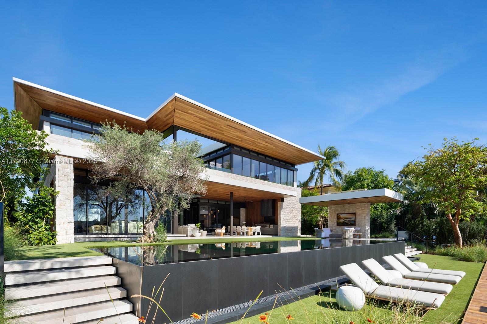 194 S Island Dr Golden Beach, FL 33160