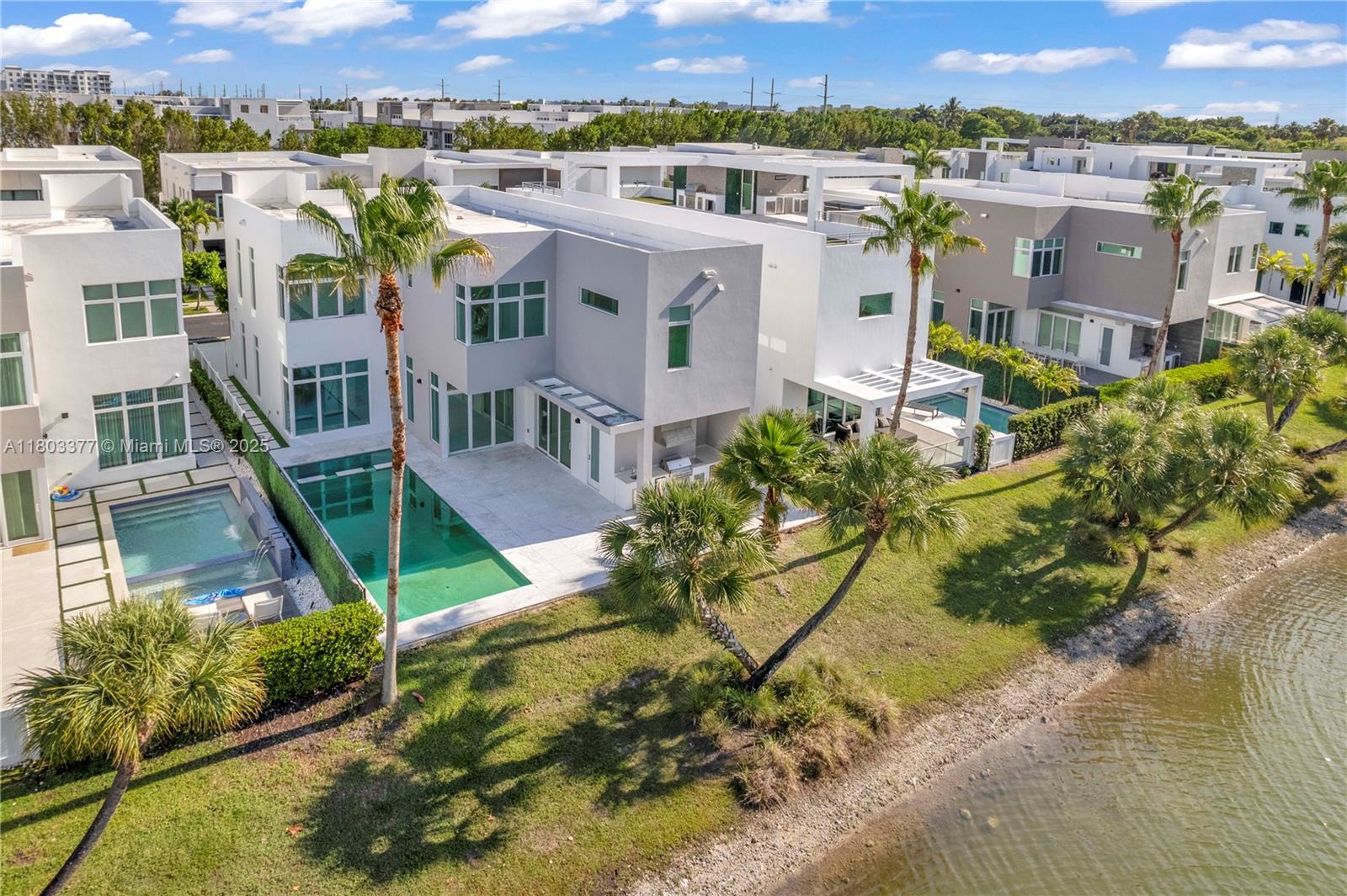 10553 NW 67th Ter Doral, FL 33178