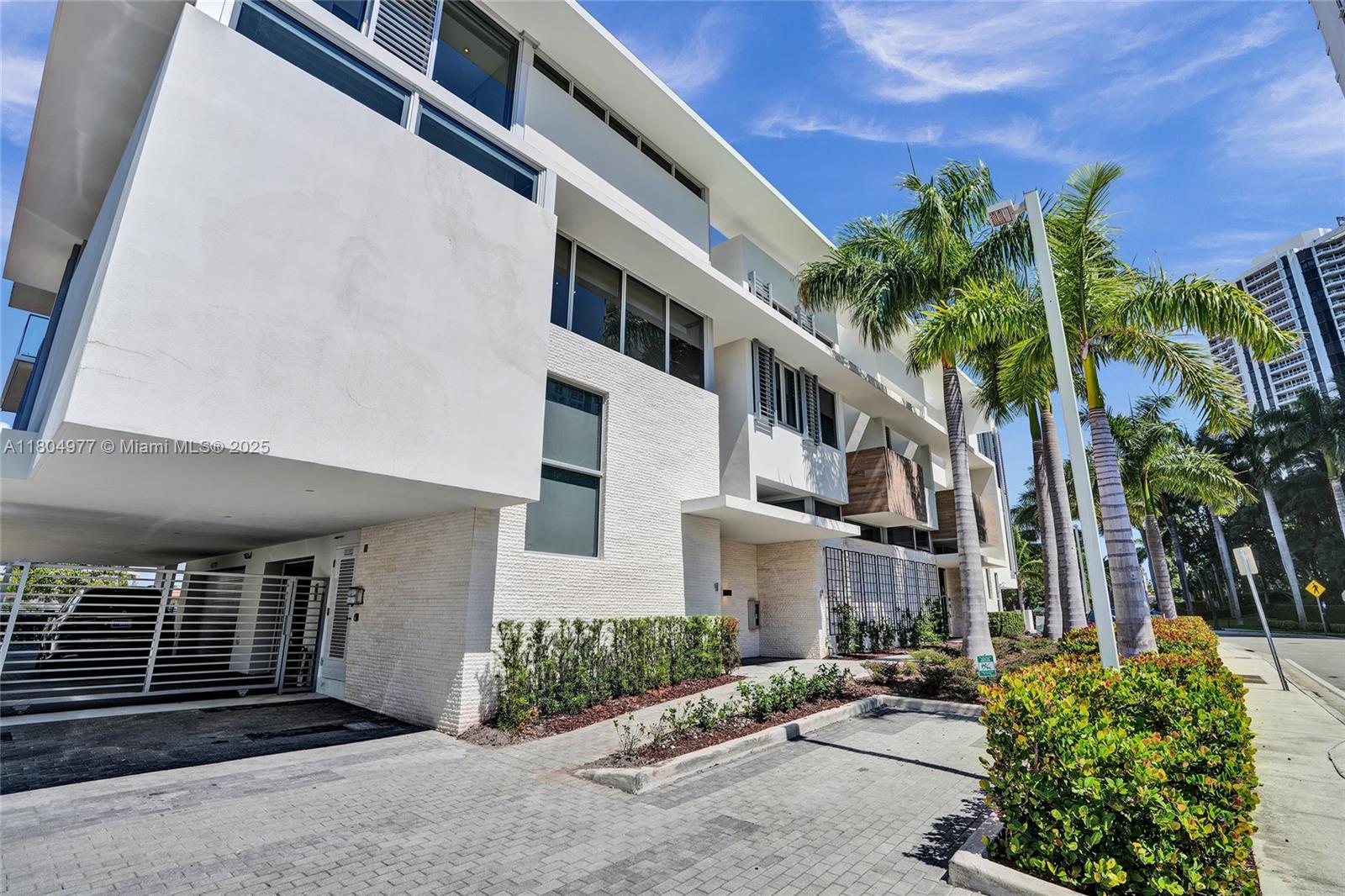 3750 Yacht Clb Dr #TH1 Aventura, FL 33180