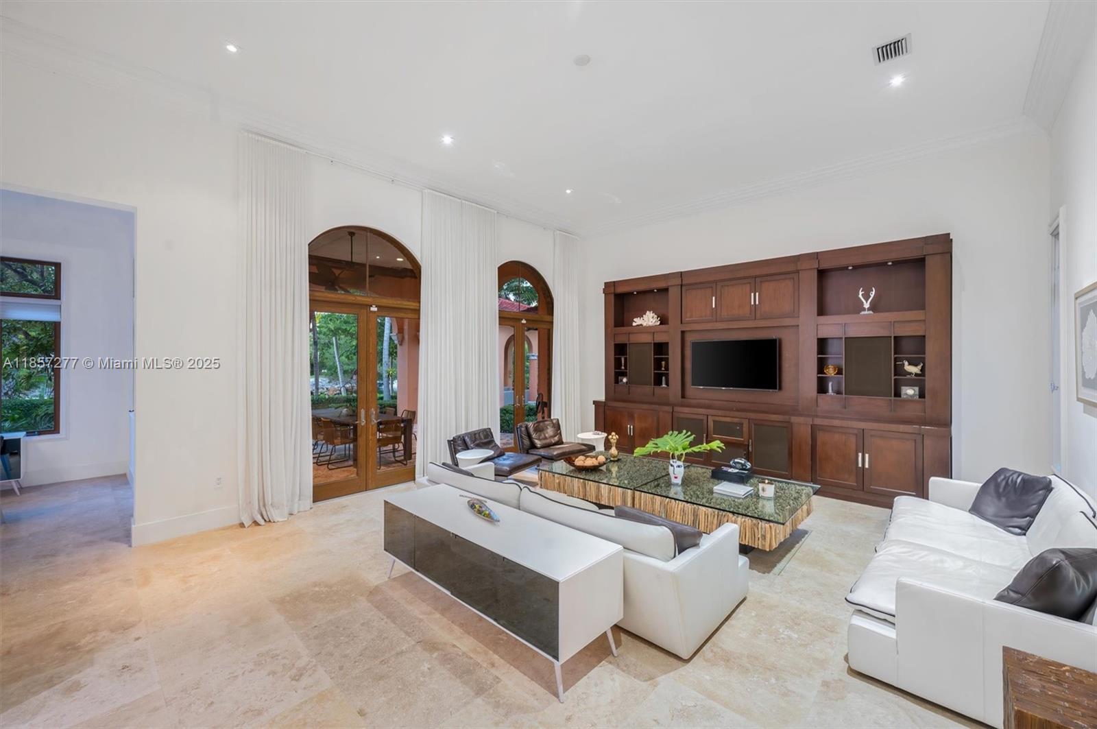 221 Casuarina Concourse Coral Gables, FL 33143 221 Casuarina Concourse Coral Gables, FL 33143