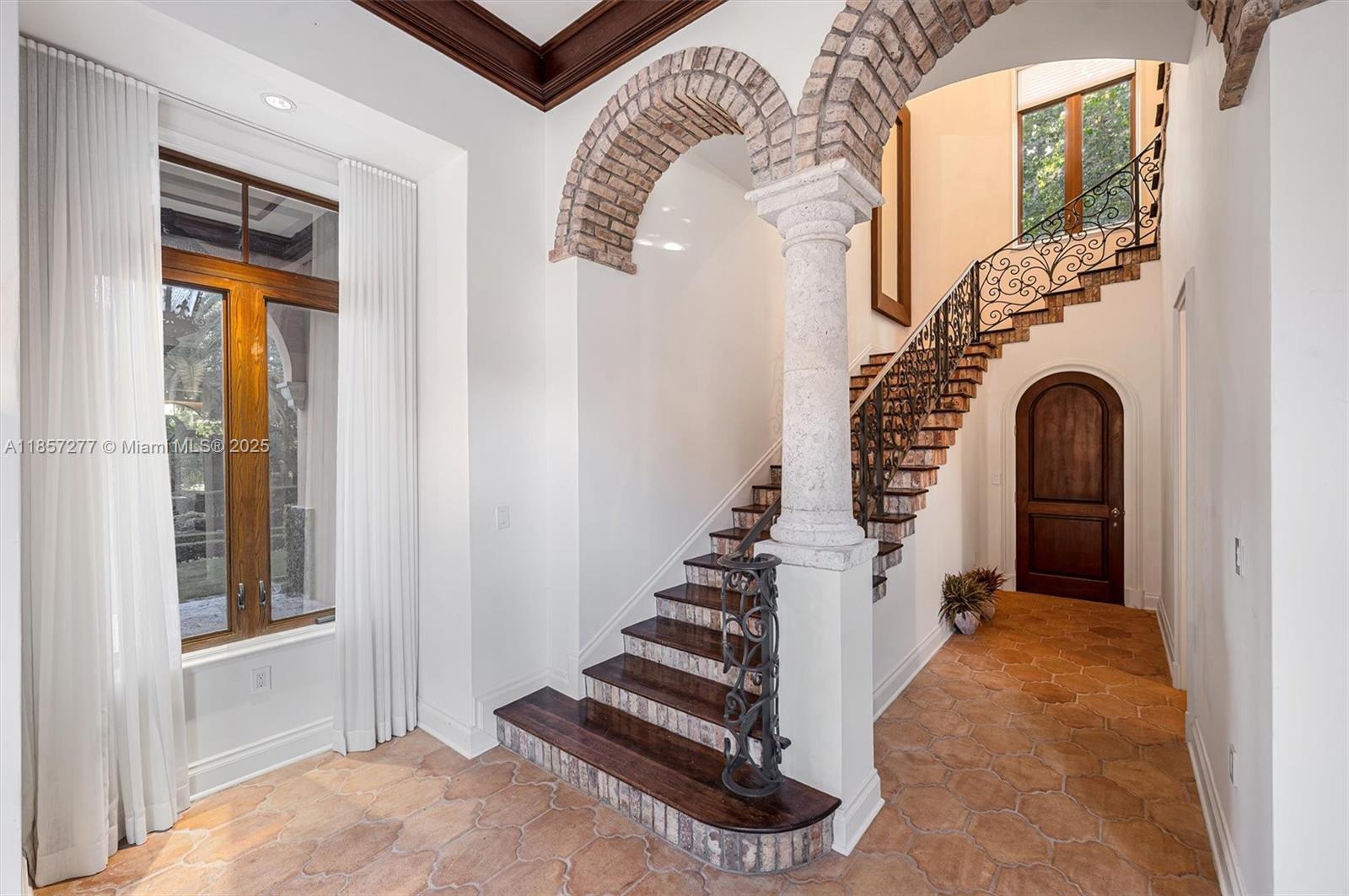 221 Casuarina Concourse Coral Gables, FL 33143 221 Casuarina Concourse Coral Gables, FL 33143