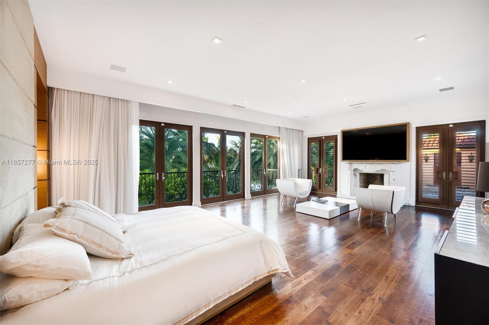 221 Casuarina Concourse Coral Gables, FL 33143 221 Casuarina Concourse Coral Gables, FL 33143