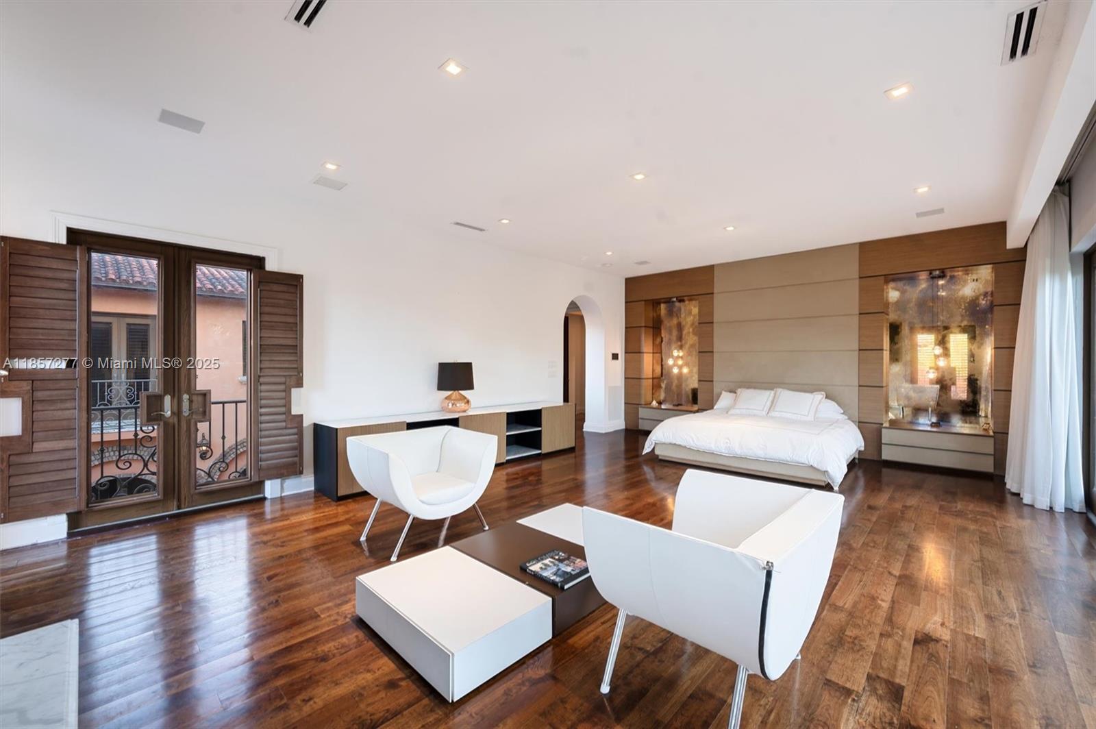 221 Casuarina Concourse Coral Gables, FL 33143 221 Casuarina Concourse Coral Gables, FL 33143
