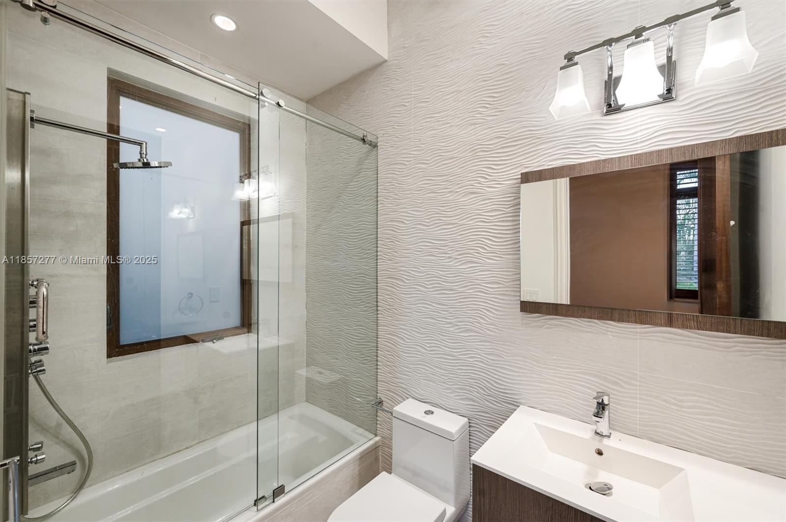 221 Casuarina Concourse Coral Gables, FL 33143 221 Casuarina Concourse Coral Gables, FL 33143