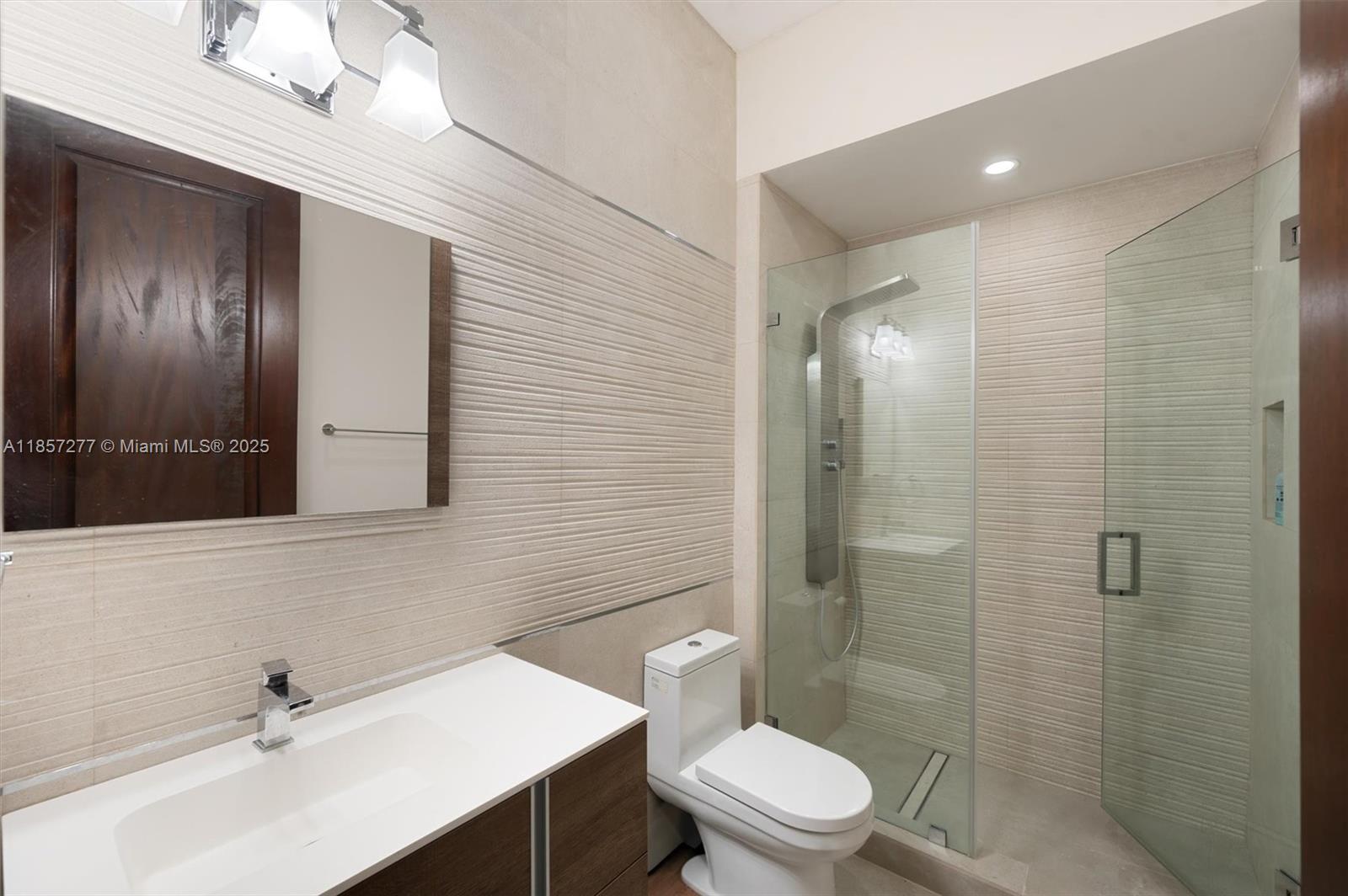 221 Casuarina Concourse Coral Gables, FL 33143 221 Casuarina Concourse Coral Gables, FL 33143