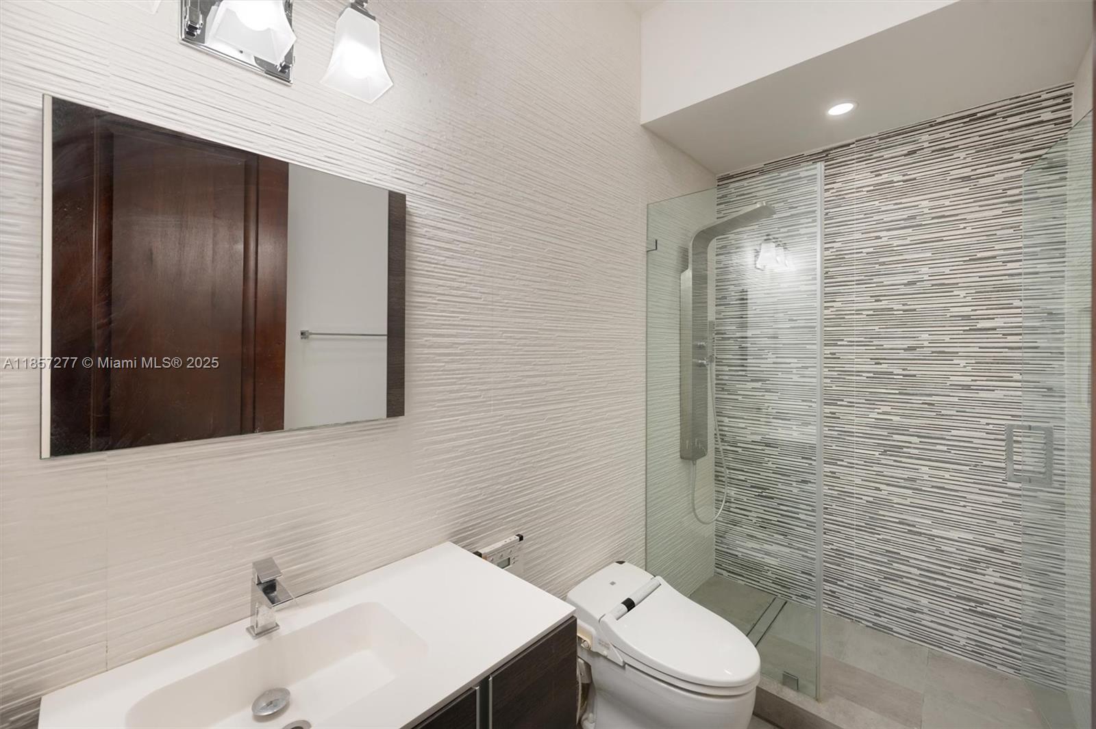 221 Casuarina Concourse Coral Gables, FL 33143 221 Casuarina Concourse Coral Gables, FL 33143