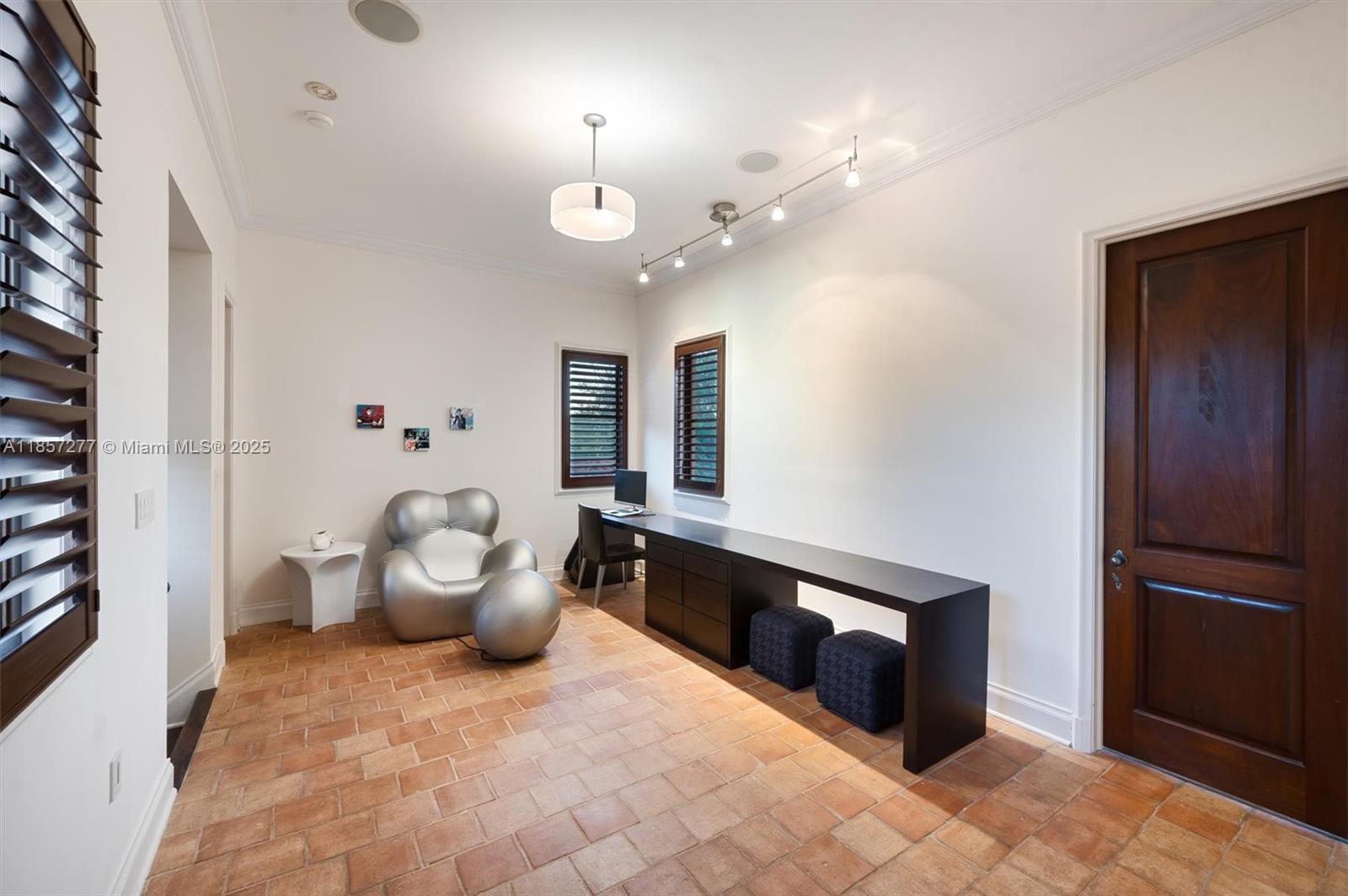 221 Casuarina Concourse Coral Gables, FL 33143 221 Casuarina Concourse Coral Gables, FL 33143
