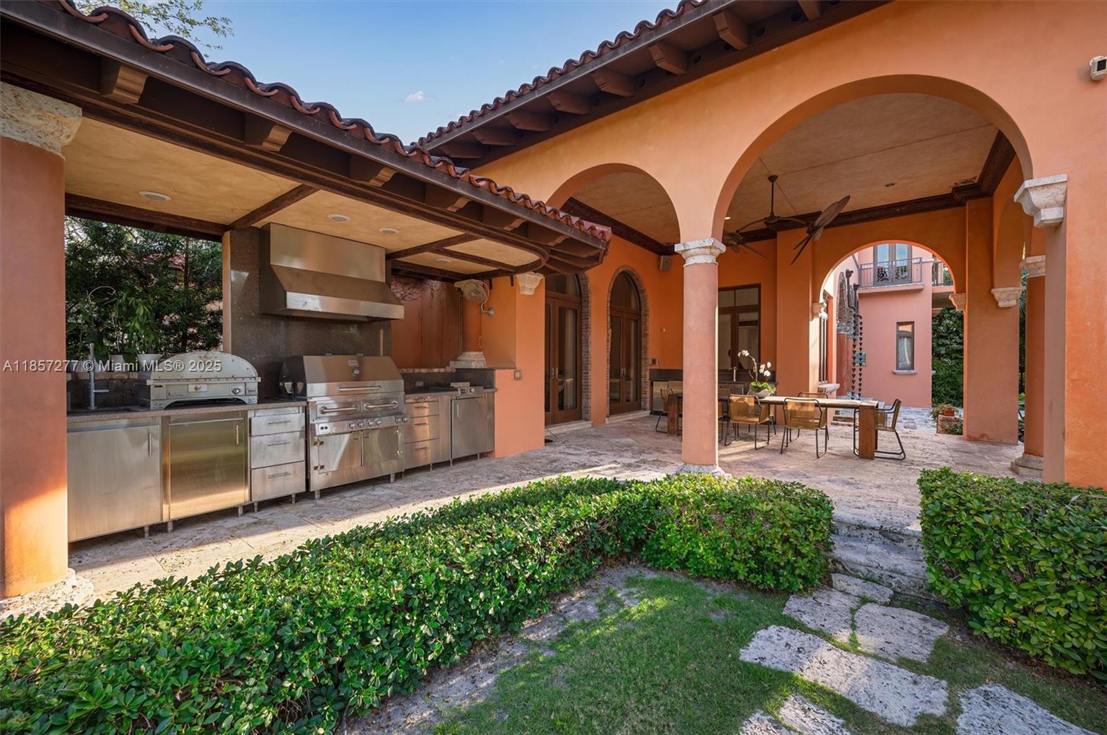 221 Casuarina Concourse Coral Gables, FL 33143 221 Casuarina Concourse Coral Gables, FL 33143