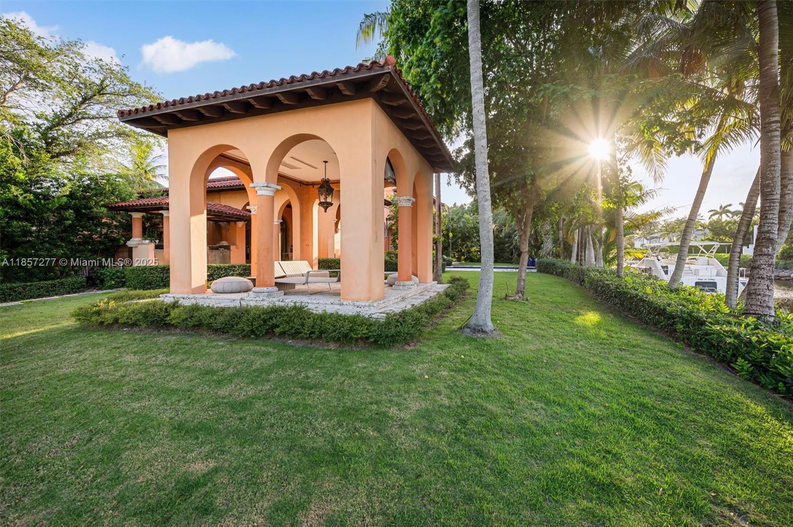 221 Casuarina Concourse Coral Gables, FL 33143 221 Casuarina Concourse Coral Gables, FL 33143
