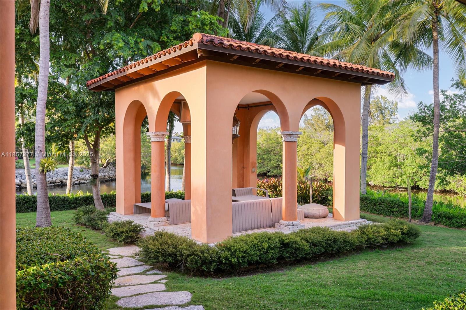 221 Casuarina Concourse Coral Gables, FL 33143 221 Casuarina Concourse Coral Gables, FL 33143