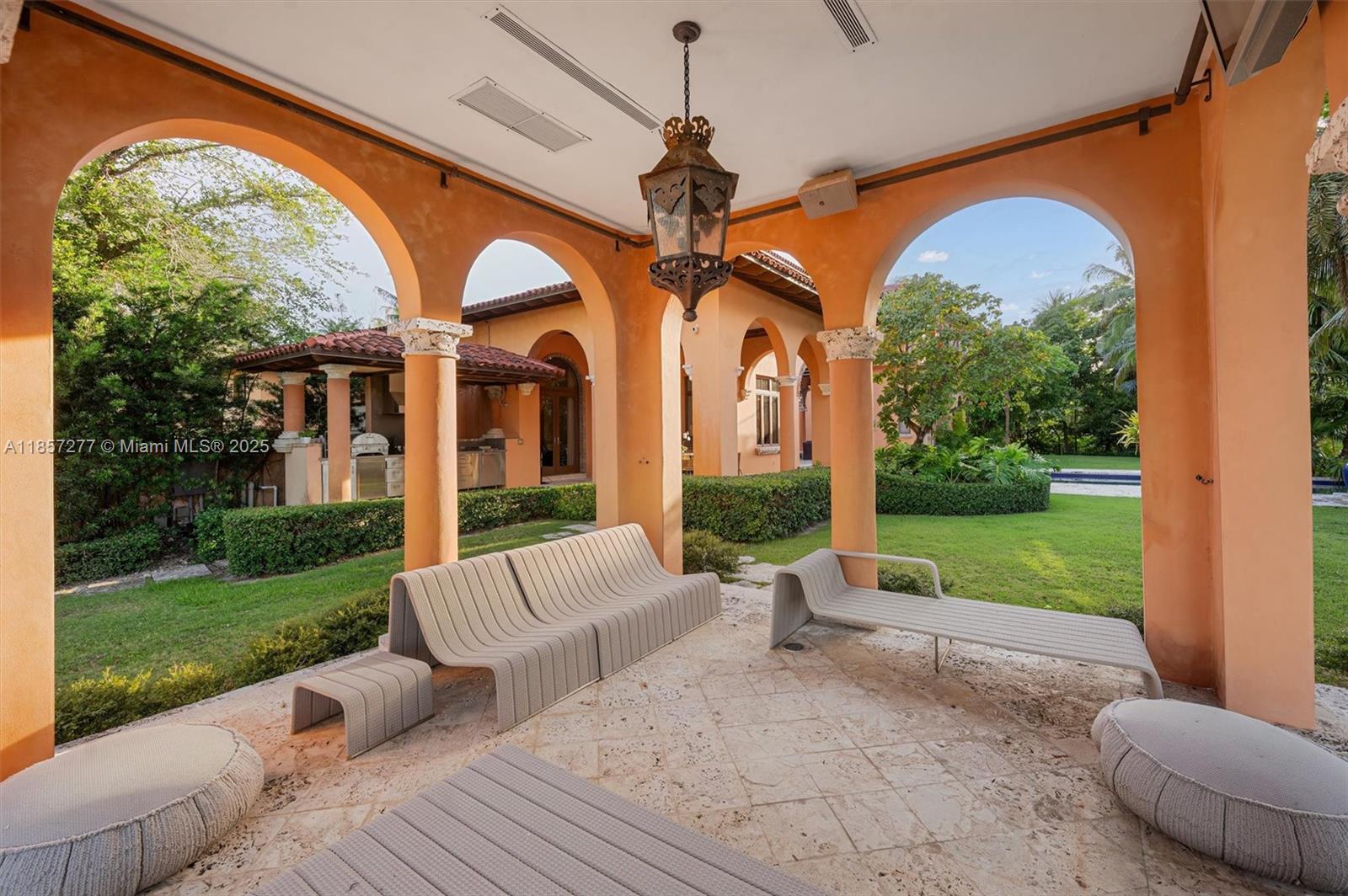 221 Casuarina Concourse Coral Gables, FL 33143 221 Casuarina Concourse Coral Gables, FL 33143