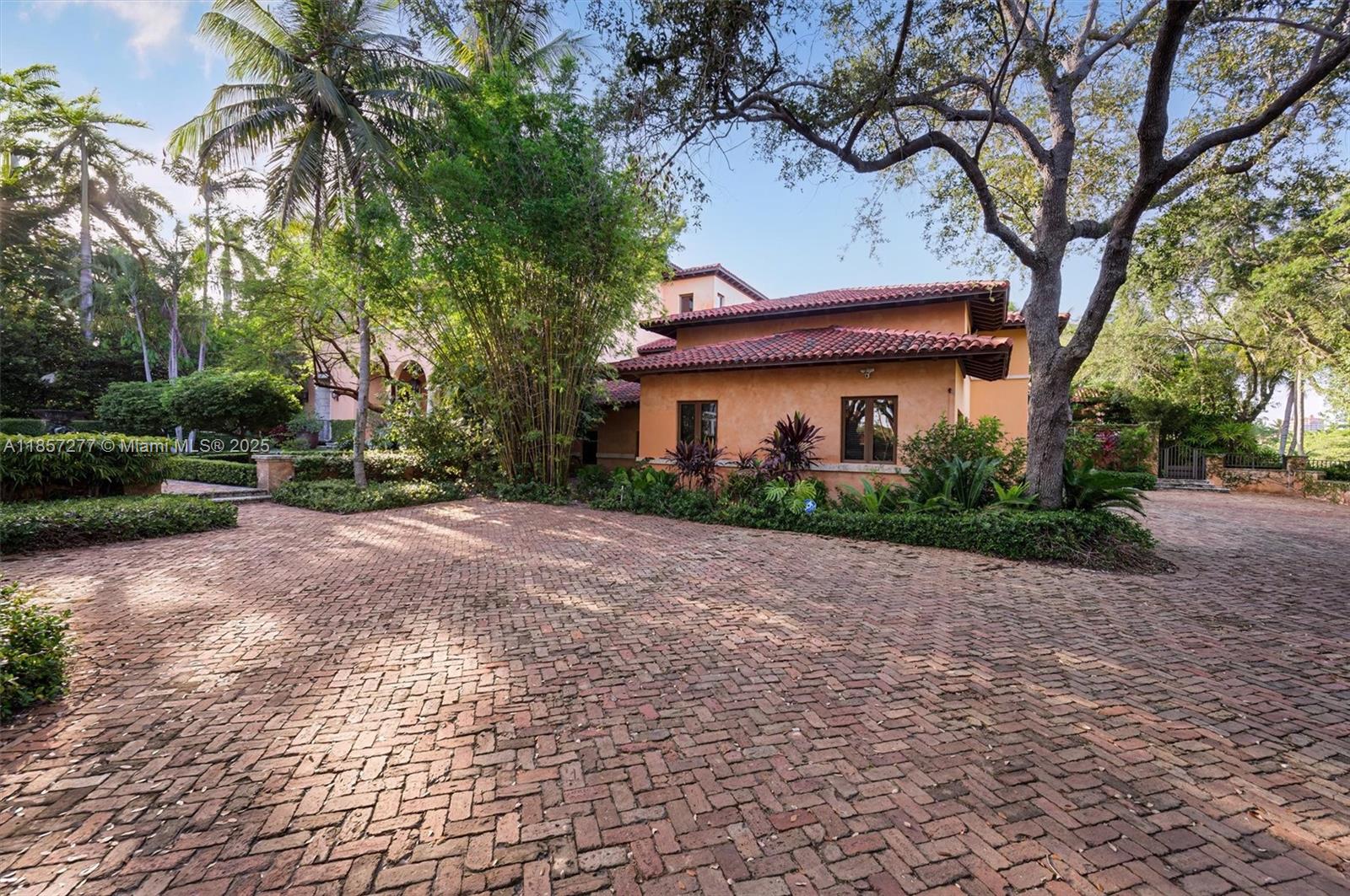 221 Casuarina Concourse Coral Gables, FL 33143 221 Casuarina Concourse Coral Gables, FL 33143
