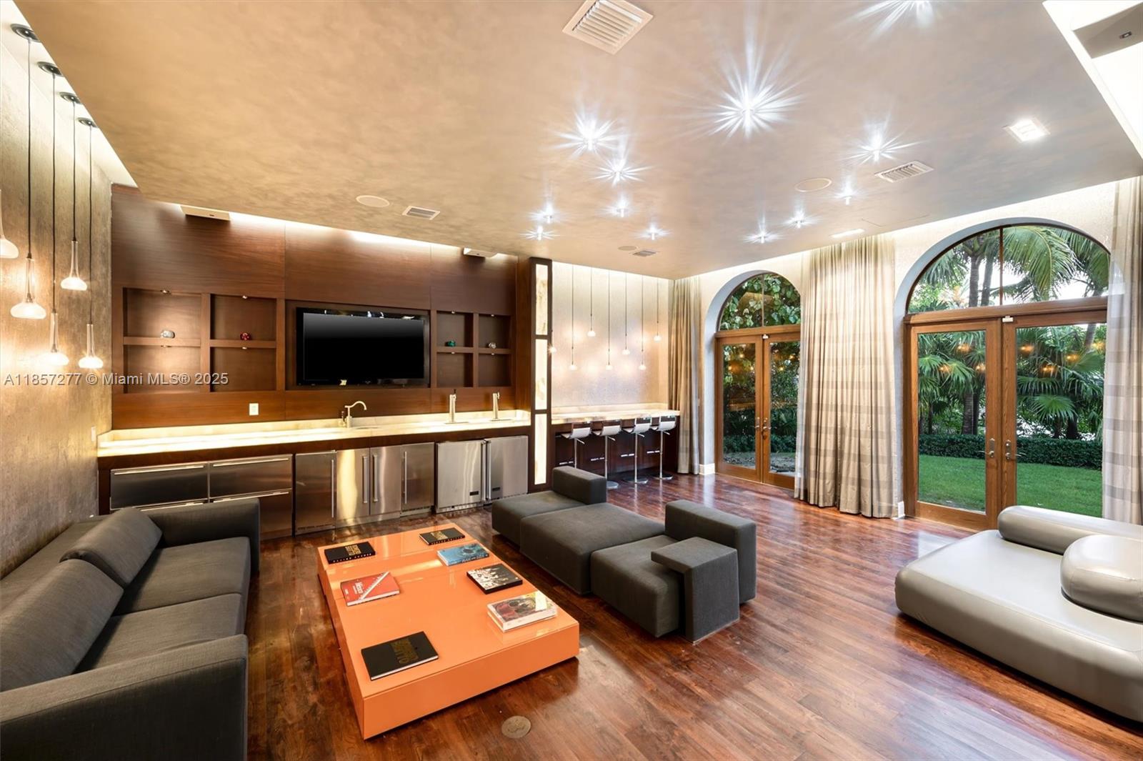 221 Casuarina Concourse Coral Gables, FL 33143 221 Casuarina Concourse Coral Gables, FL 33143