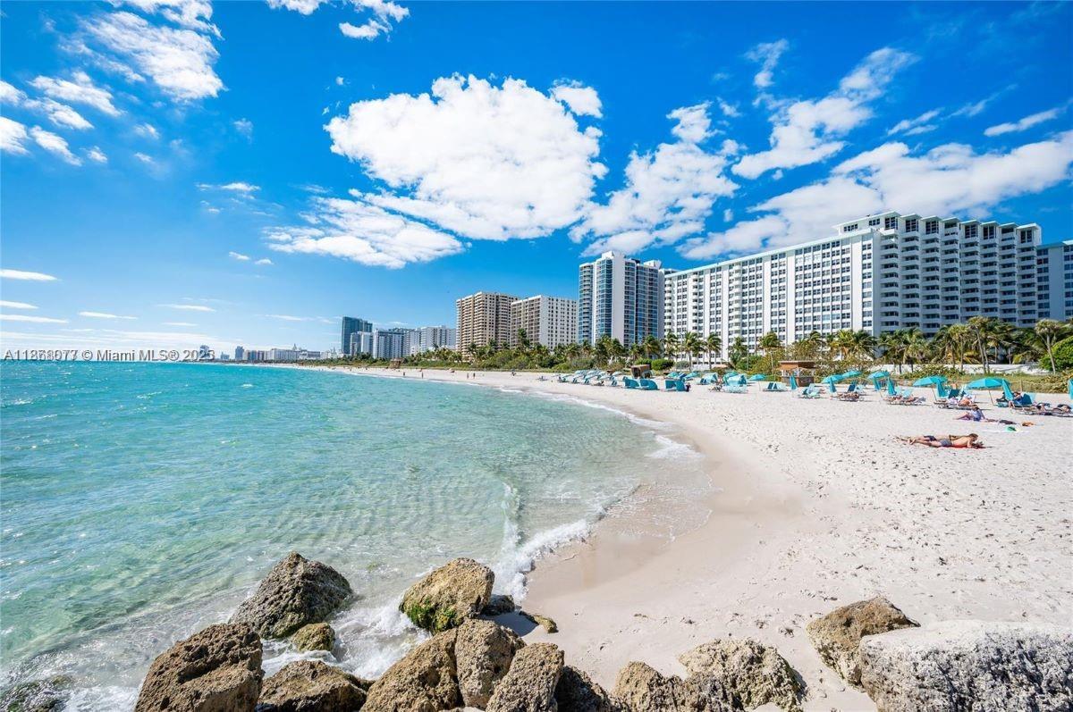 2899 Collins Ave #1516