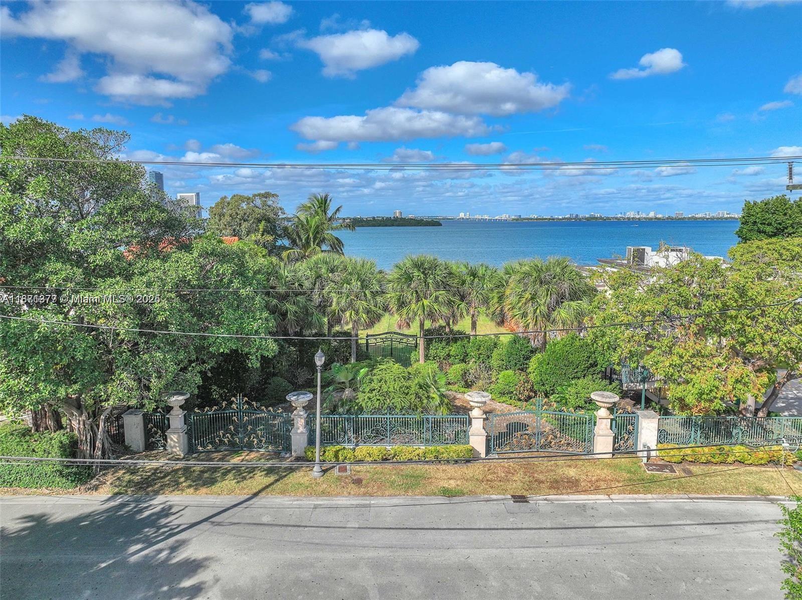 910 N Venetian Dr Miami Beach, FL 33139