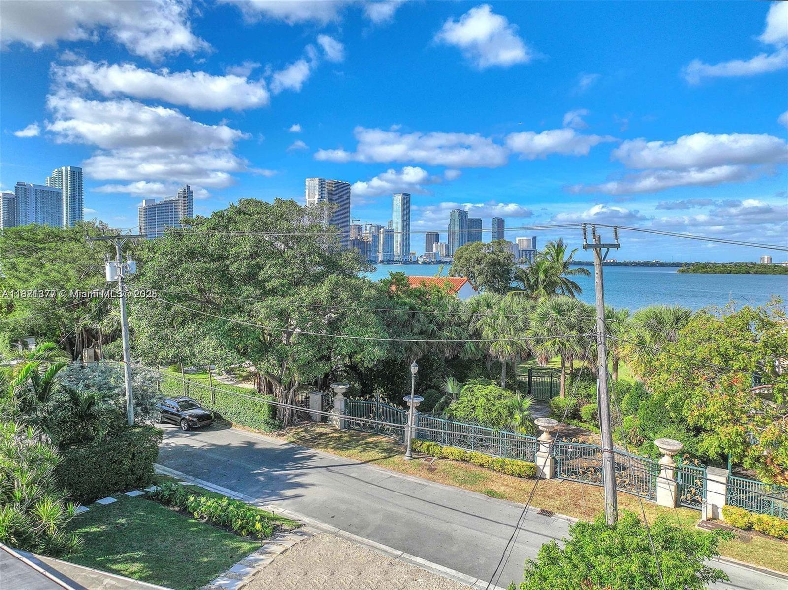 910 N Venetian Dr Miami Beach, FL 33139