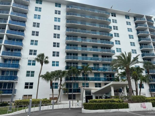 7501 E Treasure Dr #6R