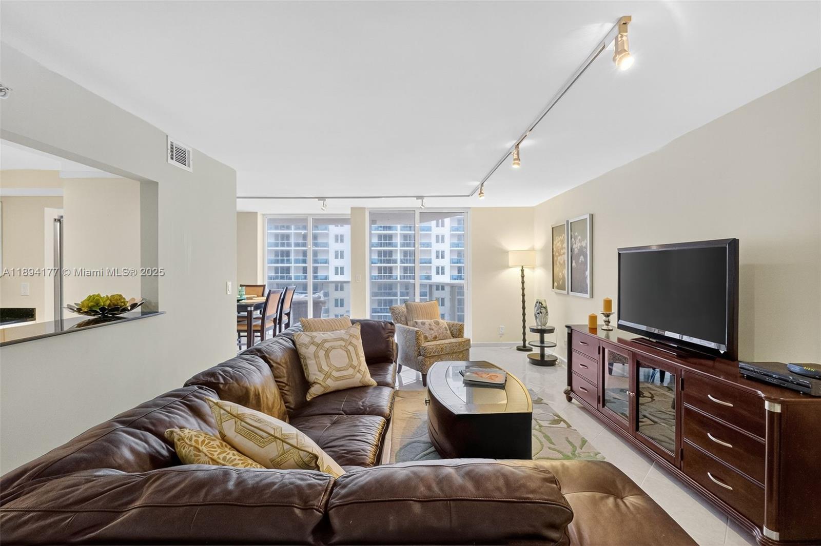 2401 Collins Ave #1406