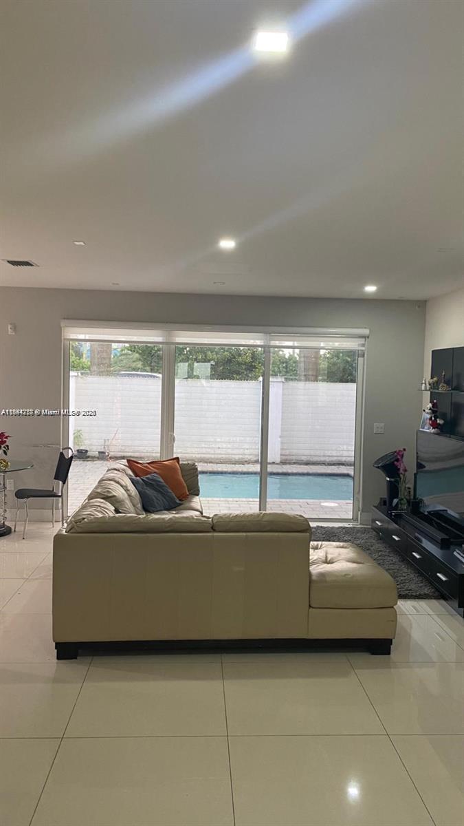 9880 NW 74th Ter Doral, FL 33178