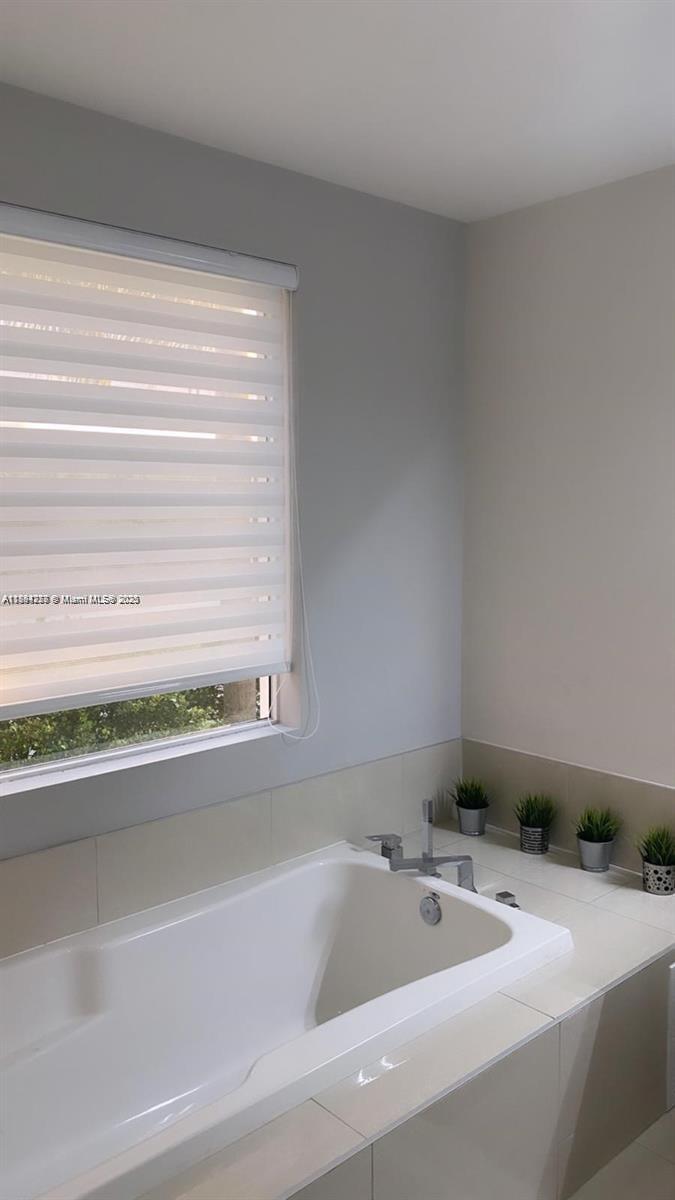 9880 NW 74th Ter Doral, FL 33178