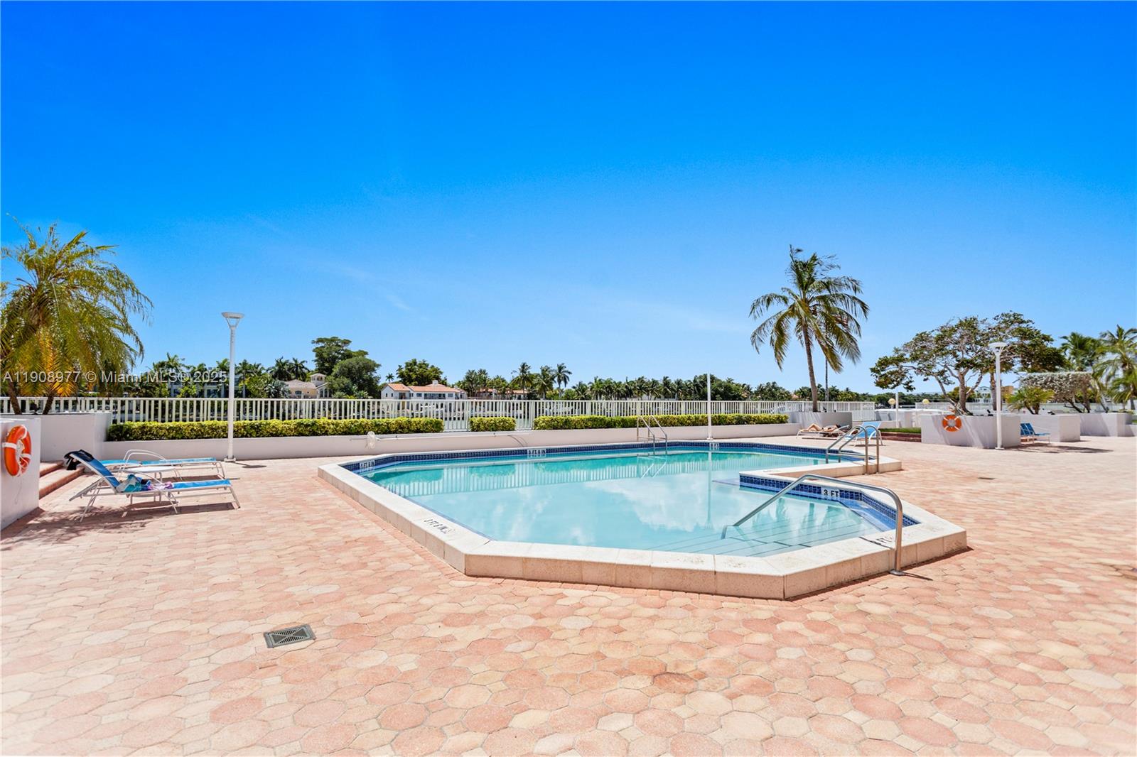 5700 Collins Ave #3a Miami Beach, FL 33140