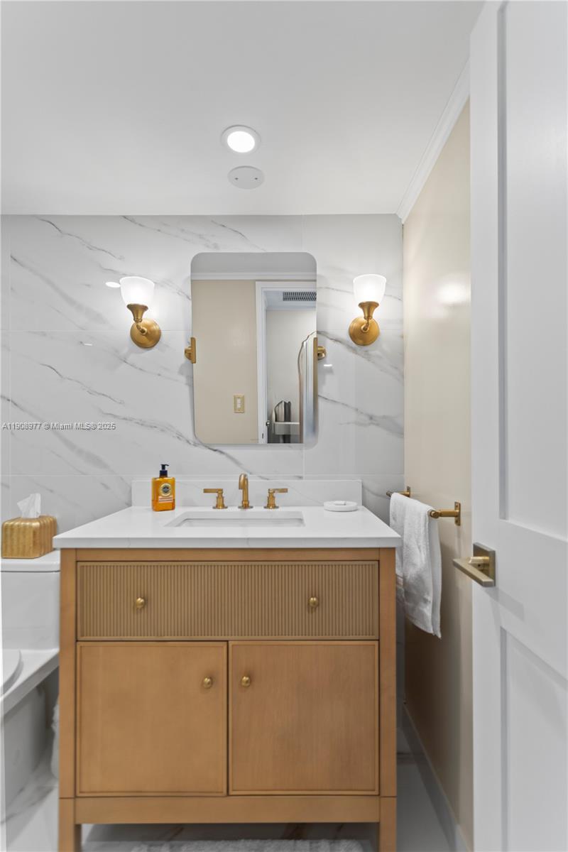 5700 Collins Ave #3a Miami Beach, FL 33140