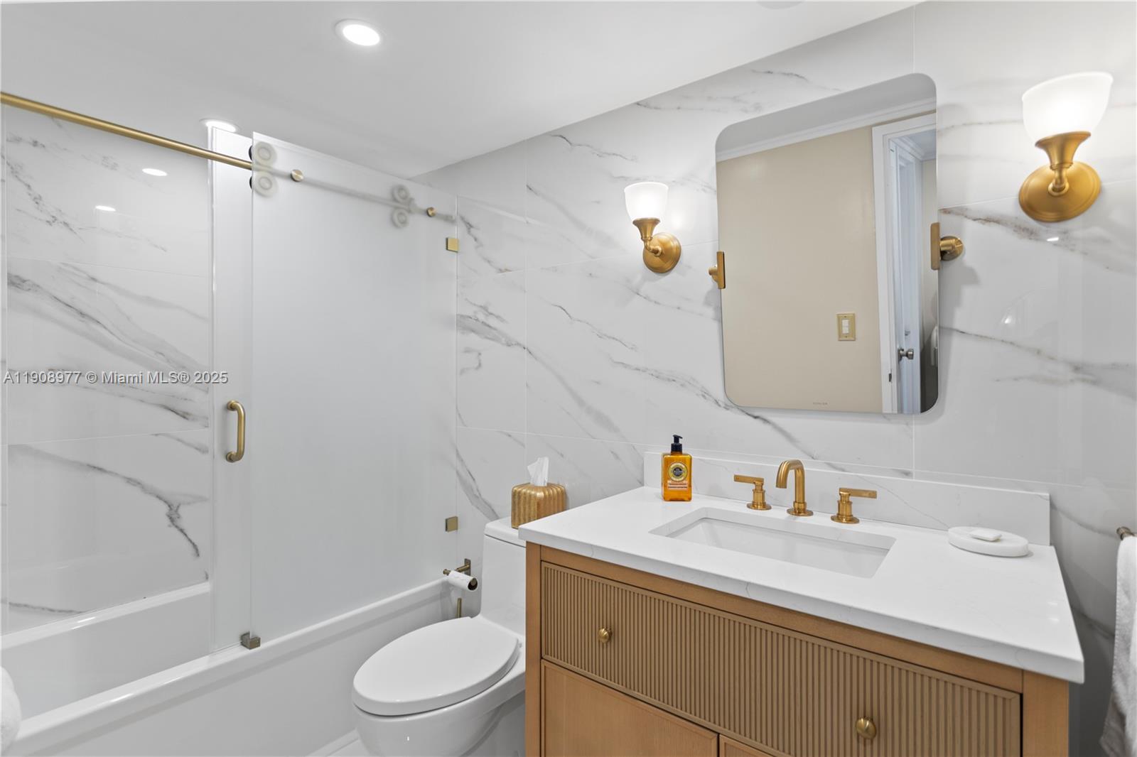 5700 Collins Ave #3a Miami Beach, FL 33140