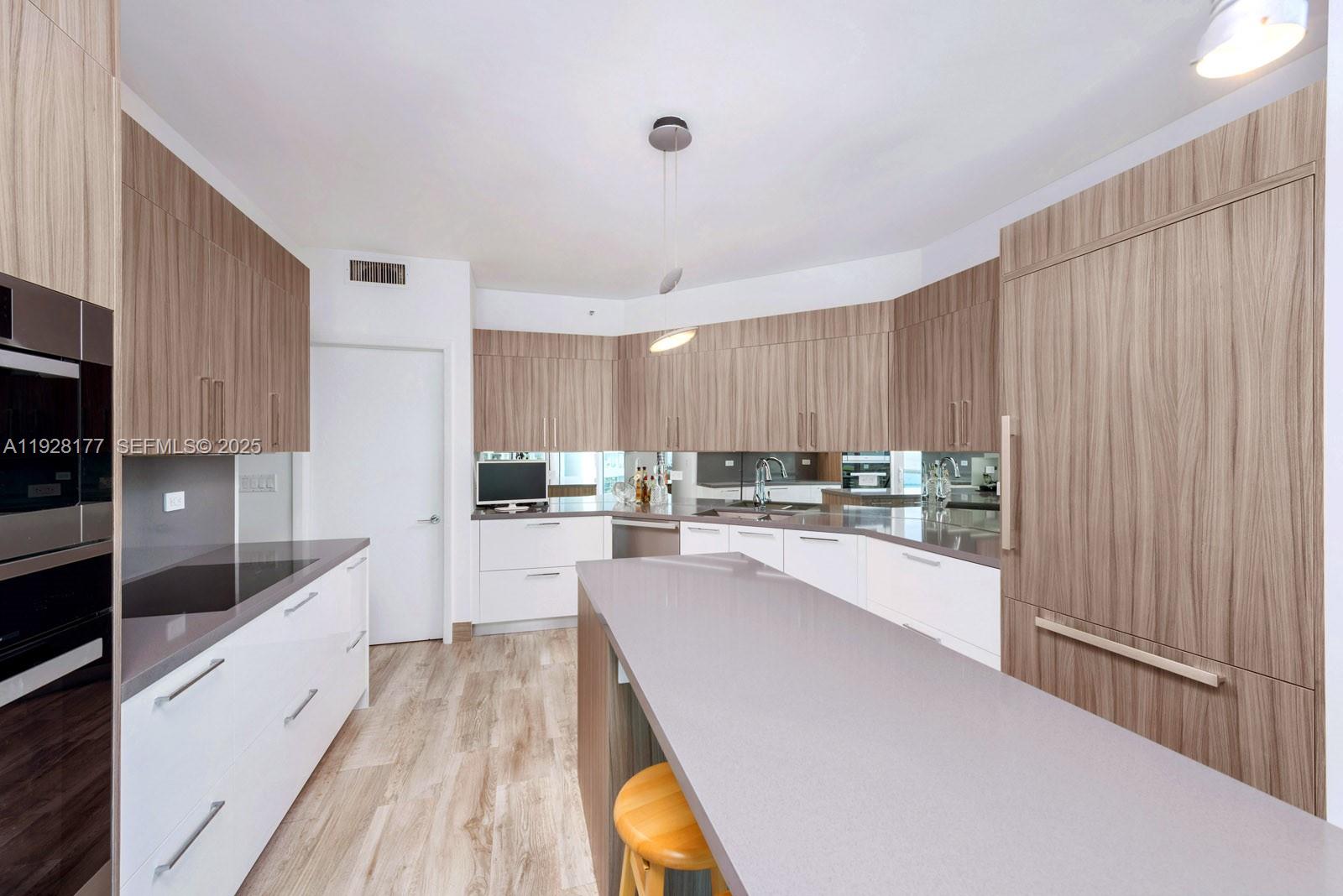 300 S Pointe Dr #1701 Miami Beach, FL 33139