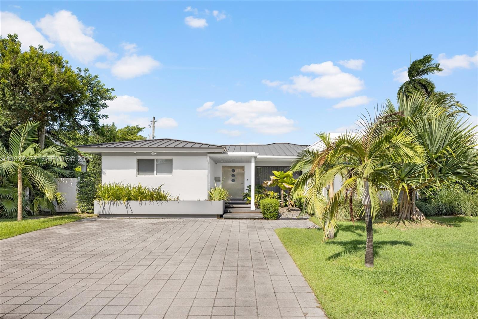 6420 Pinetree Dr Cir Miami Beach, FL 33141